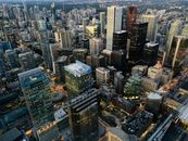 令人惊叹的多伦多繁华城市鸟瞰图，展现着摩天大楼与城市建筑