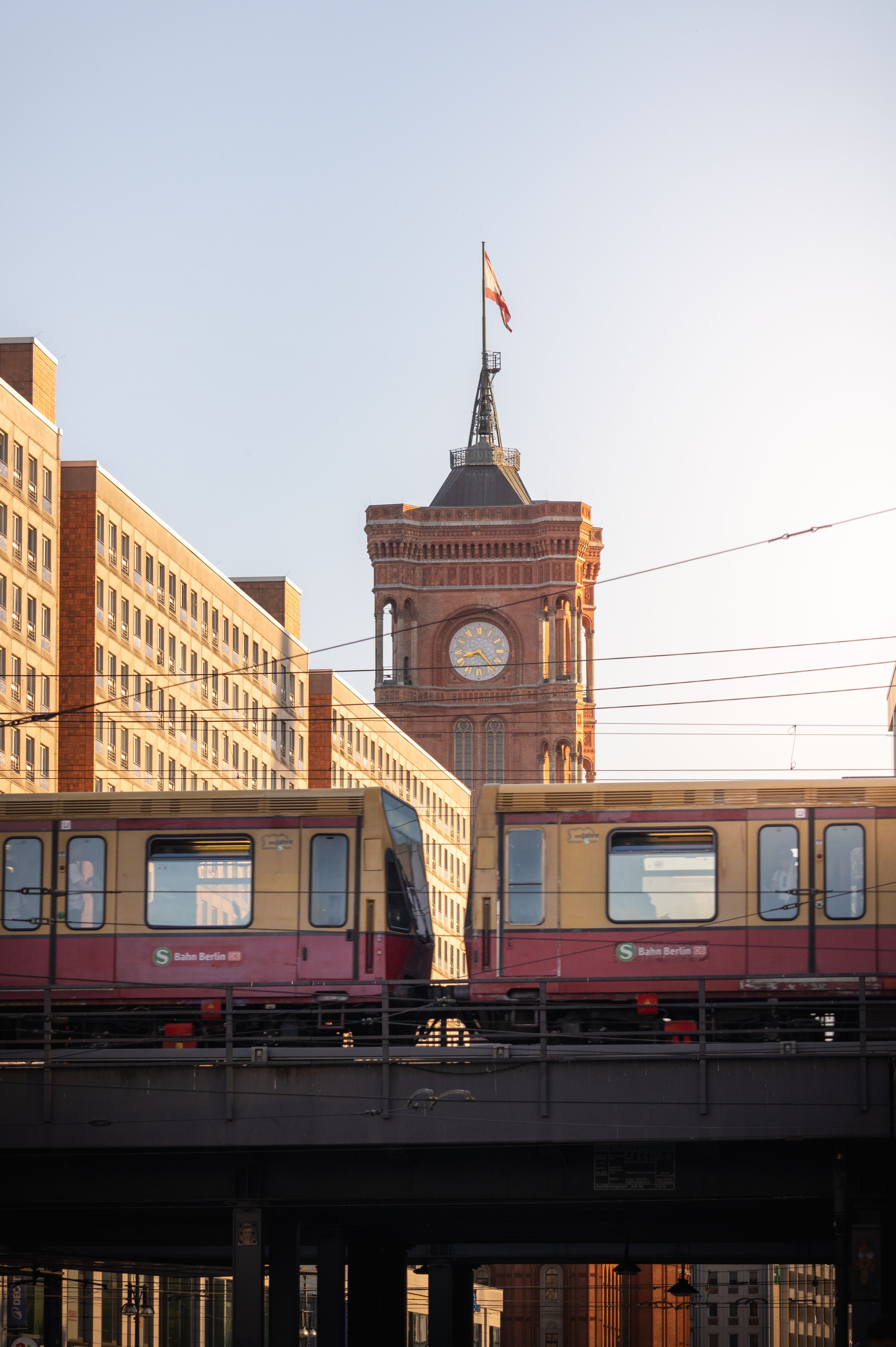 Uitzicht op spoorlijnen tijdens met de trein naar berlijn