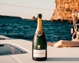 在可欣赏伊维萨岛海景的游艇上，博林格香槟酒瓶非常适合庆祝活动