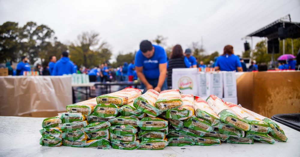 Voluntarios repartiendo comida envasada al aire libre