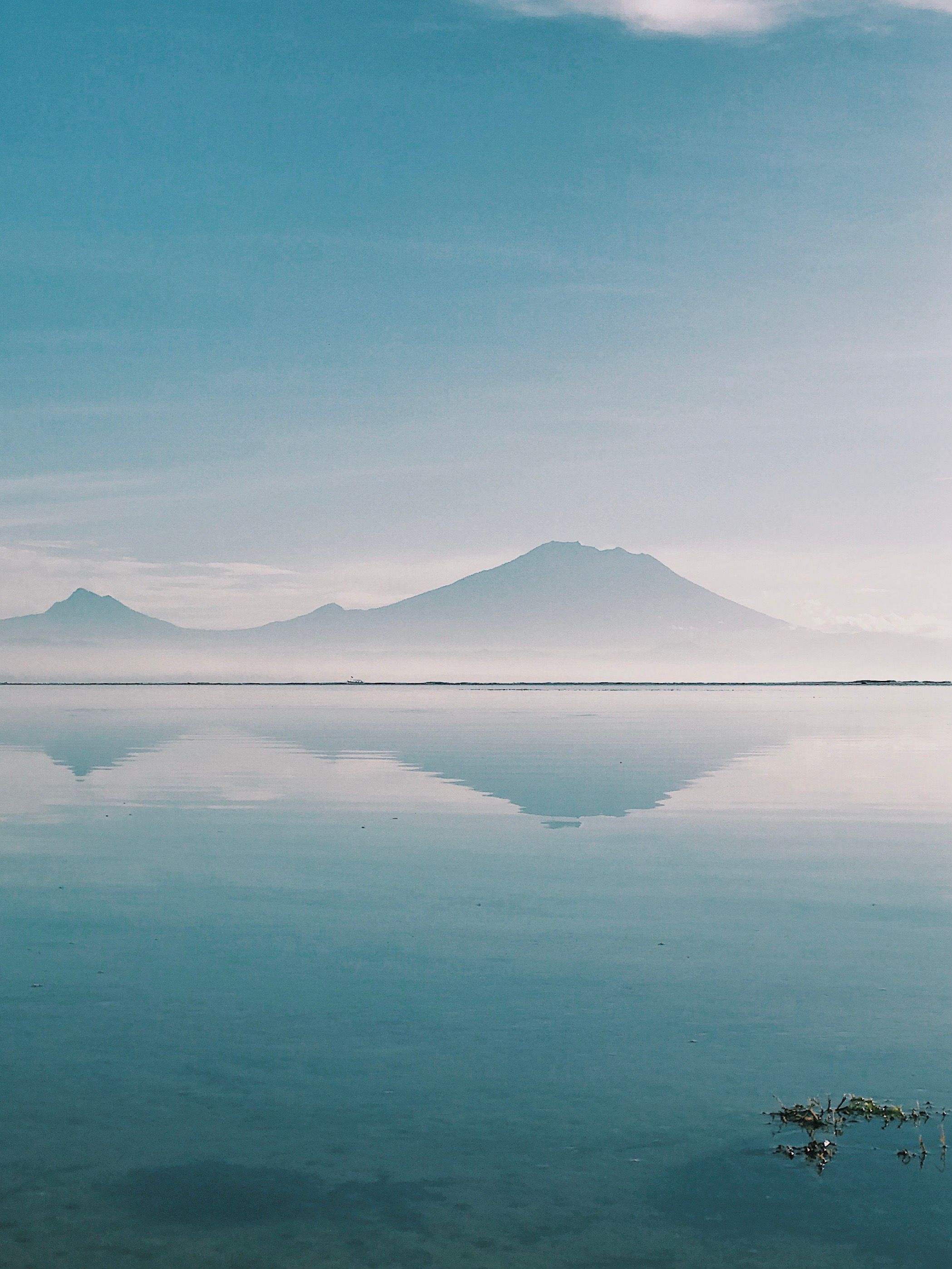 Serene Mountain Reflection in Tranquil Waters · Free Stock Photo