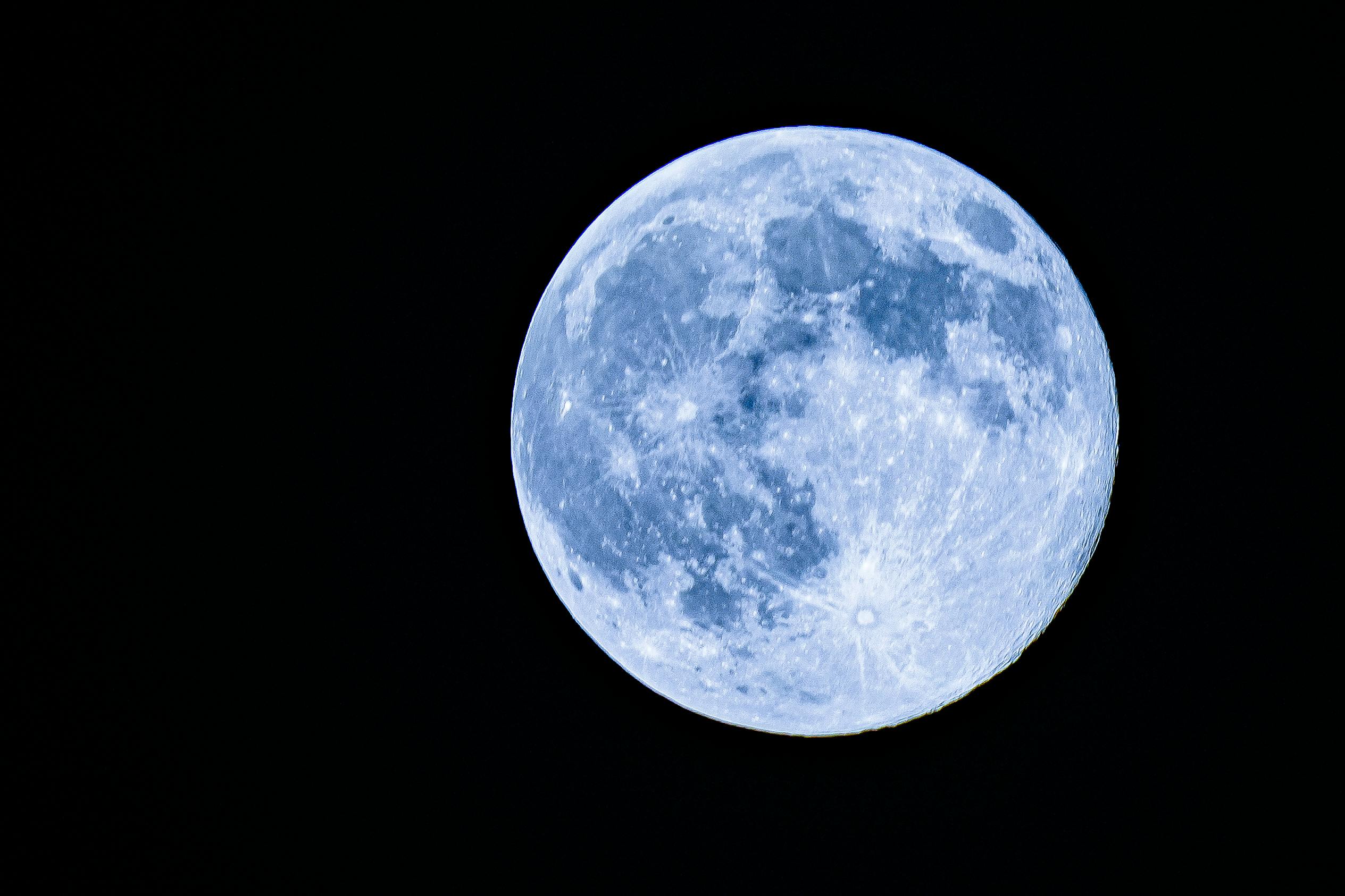 Folding desk with ergonomic design and adjustable height for spinal health