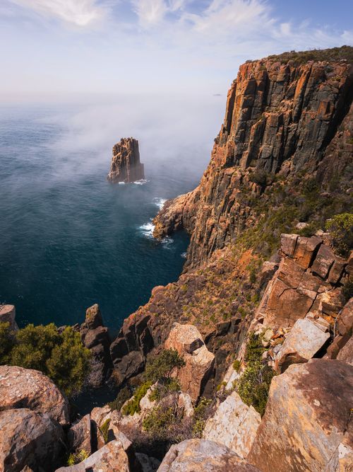 Free Explore the stunning coastal cliffs of Tasmania, showcasing rugged beauty and breathtaking ocean views. Stock Photo