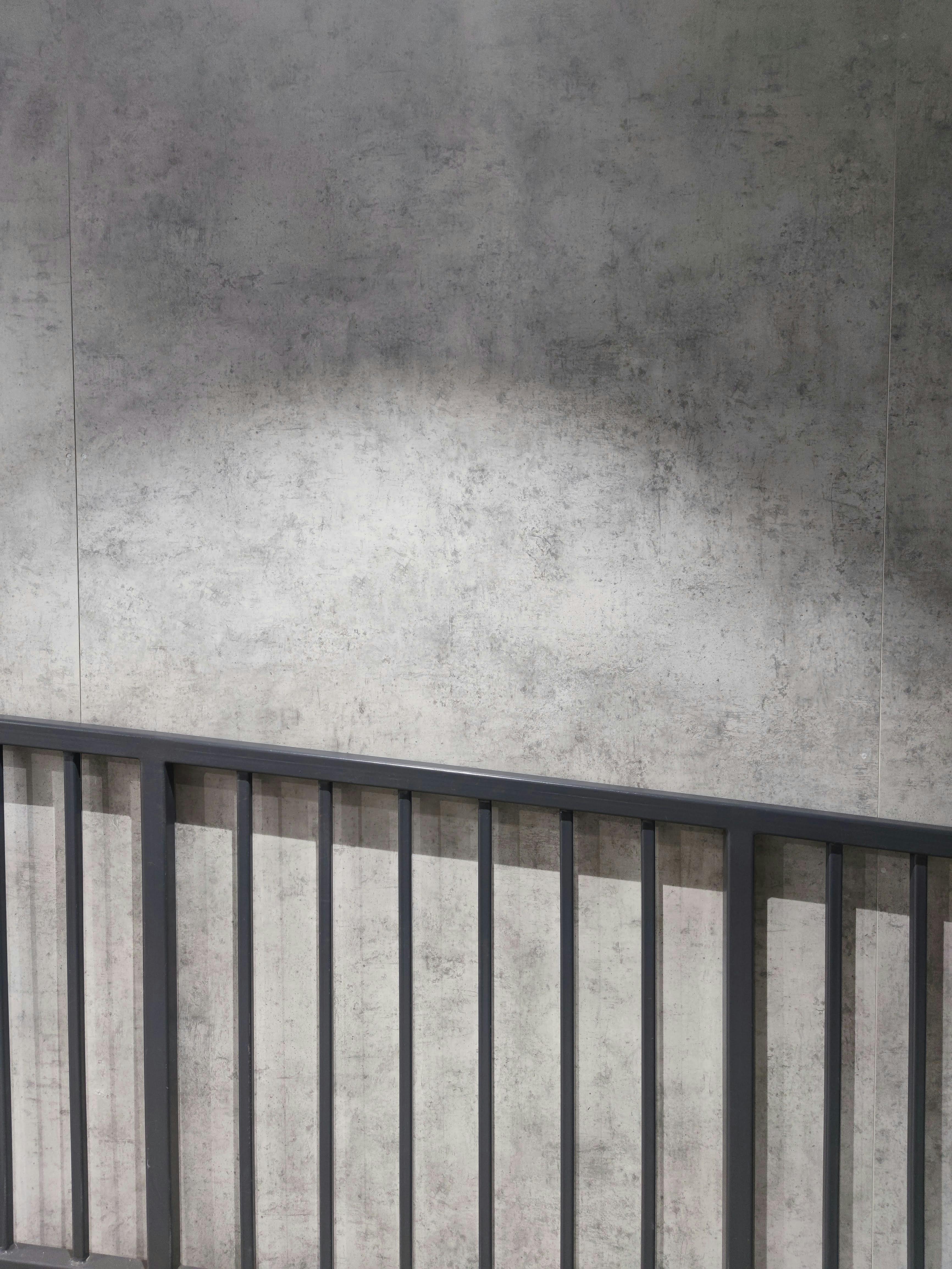 Gratuit O scenă minimalistă cu un perete de beton și balustrade umbrite. Fotografie de stoc