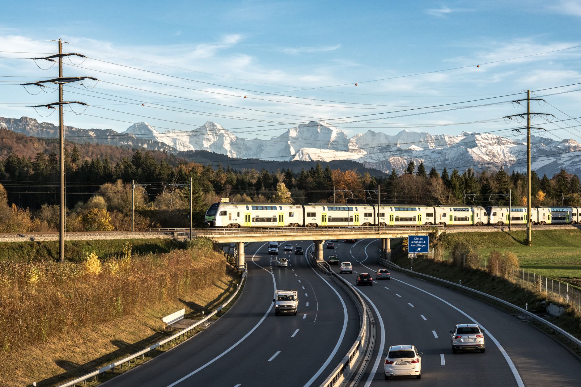 Bir kamyonun demiryolu köprüsüne çarpması sonucu kapatılan yol