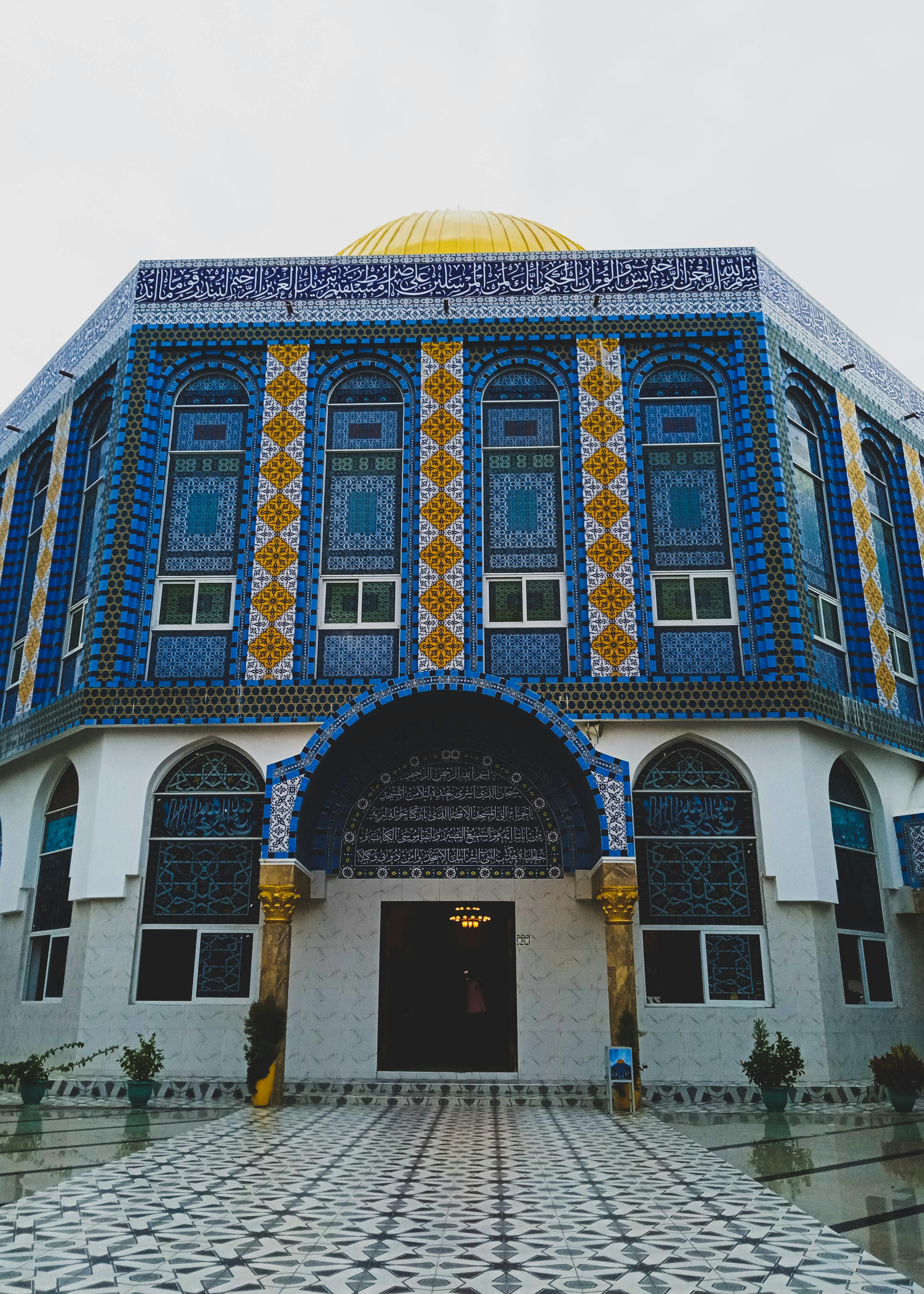 Why the Art of Balancing a Plate at a Sri Lankan Festival is a Metaphor for Work-Life Balance