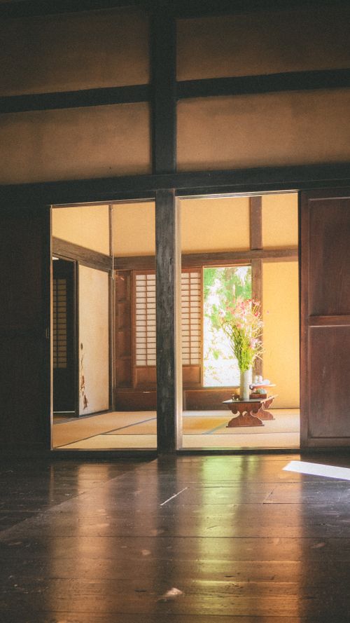 Free Peaceful Japanese room with tatami mats and a vase on a wooden table, exuding tranquility. Stock Photo