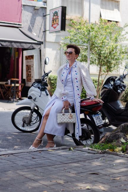 Todo de blanco, del vestido bordado hasta los zapatos, hoy toca elegancia ☀️
#blogdemoda #white #dress #bag