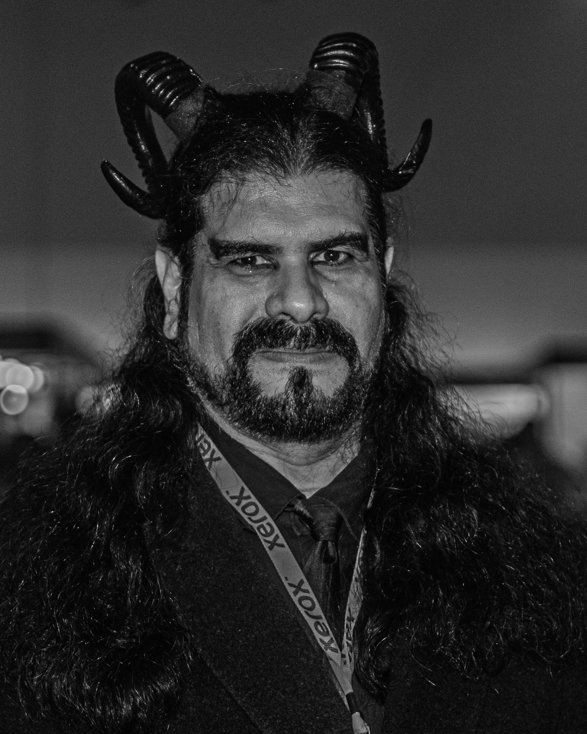 Gratuit Portrait d'une passionnée de cosplay portant des cornes lors d'une convention à Montevideo, en Uruguay. Image en noir et blanc. Photos