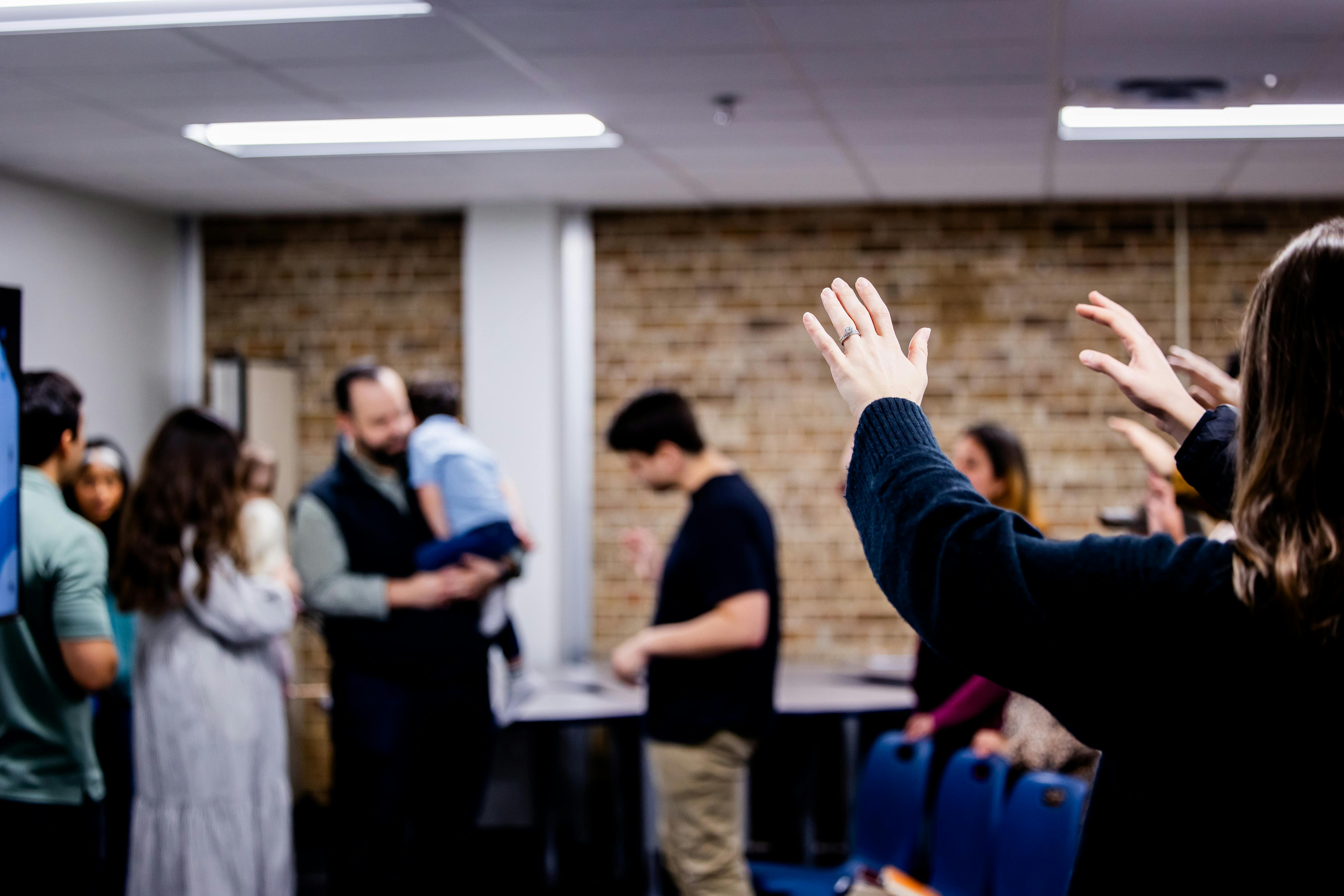 Yeni bir ülkede farklı kültürlerden insanlarla bir araya gelip neşeyle sohbet eden, sosyal bağlar kuran genç ve enerjik bir arkadaş grubu.