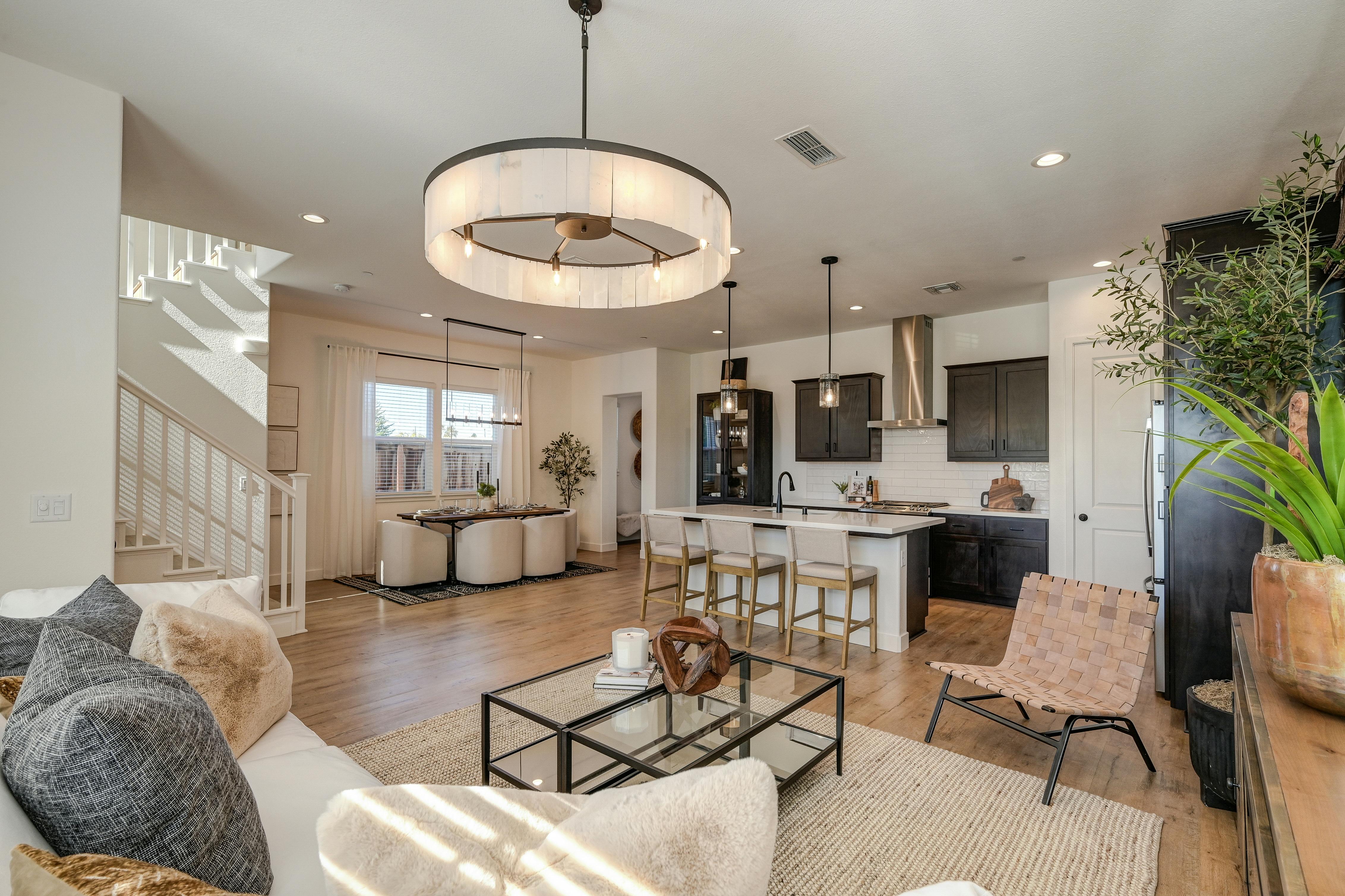 Szyna oświetleniowa nad blatem kuchennym z reflektorami skierowanymi na strefę pracy