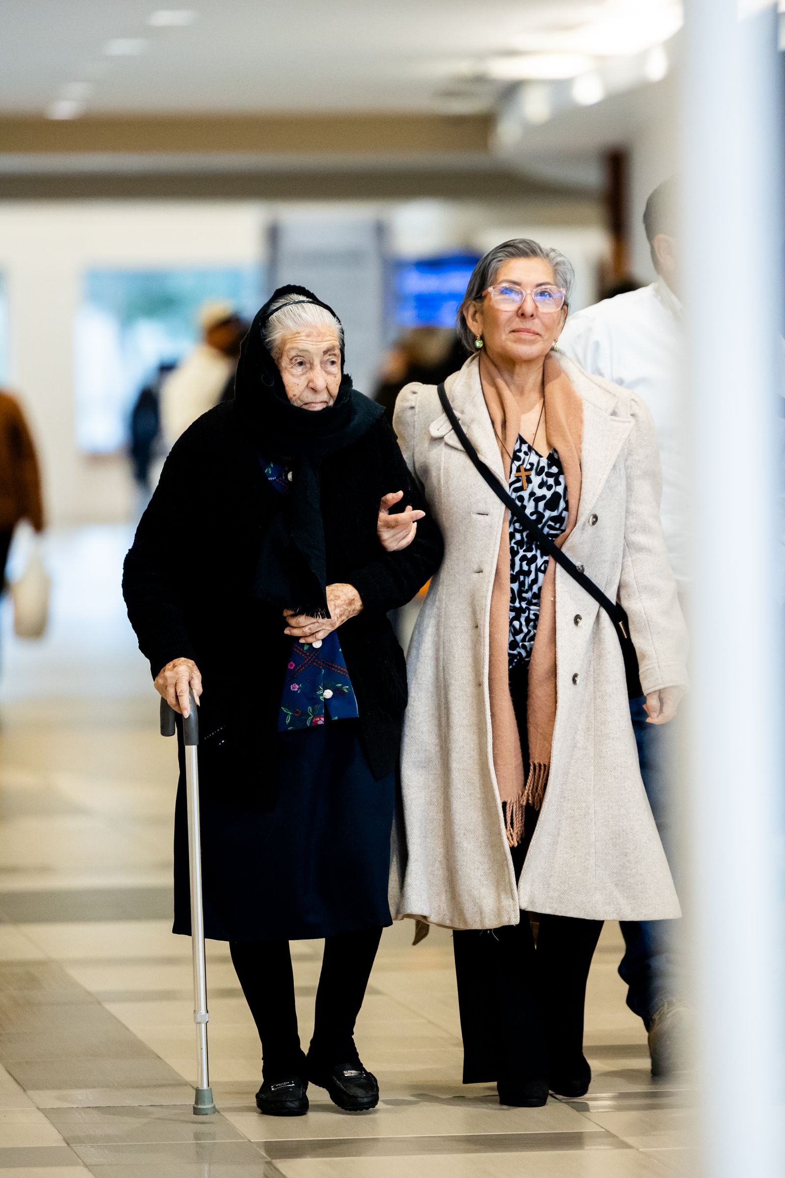 Pessoa idosa a caminhar com apoio