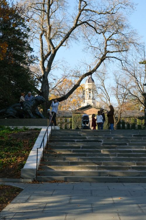 Free Visitors near an iconic statue and historical building on a sunny day. Stock Photo