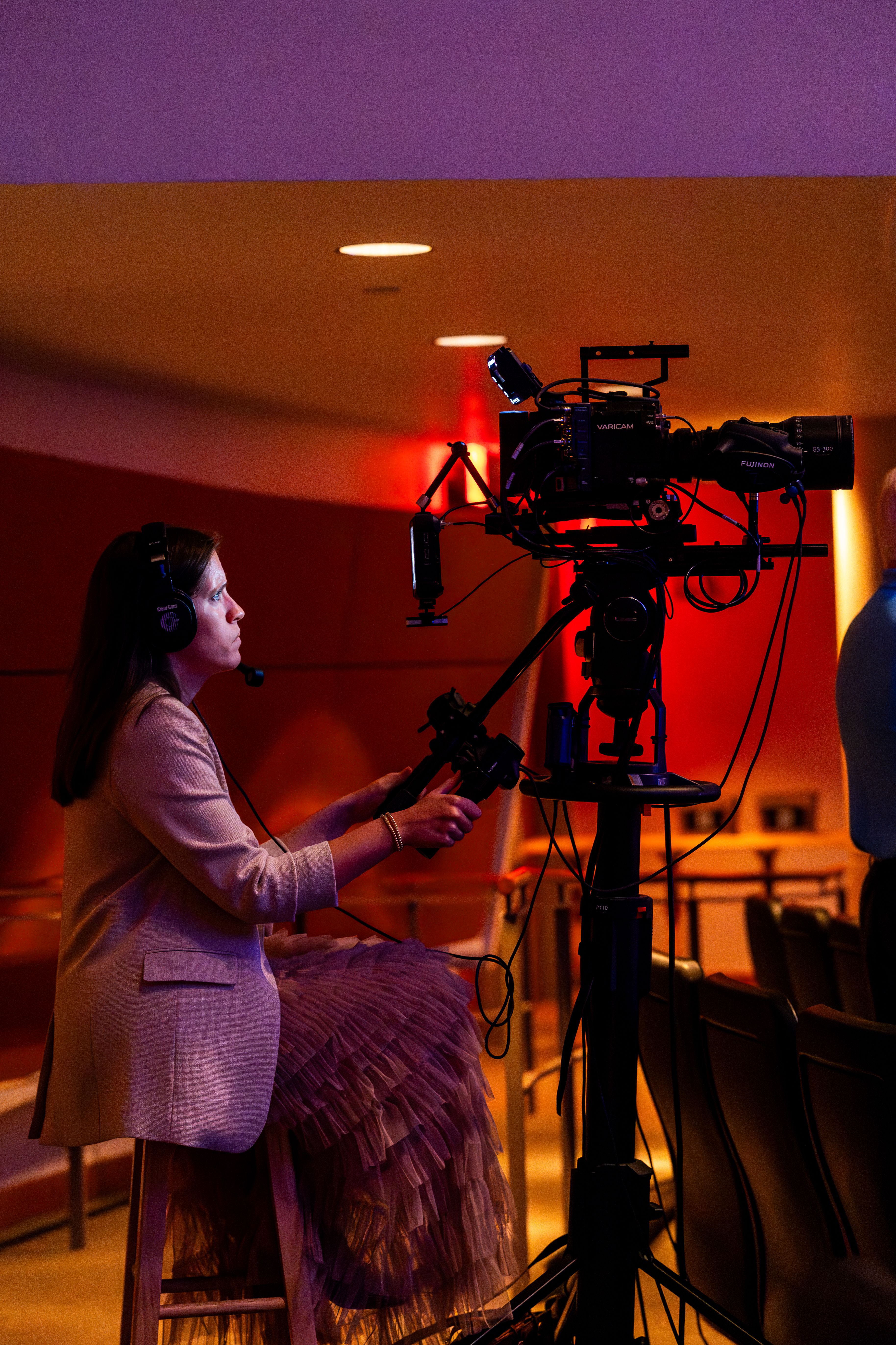 Female Camerawoman Operating Professional Video Camera · Free Stock Photo