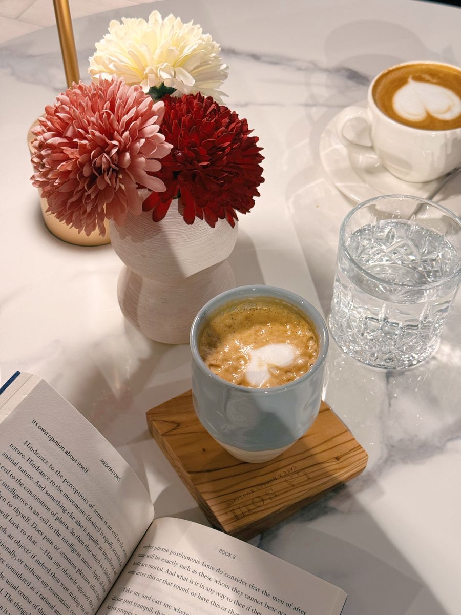 Latte art dengan bunga di meja terang (ilustrasi)