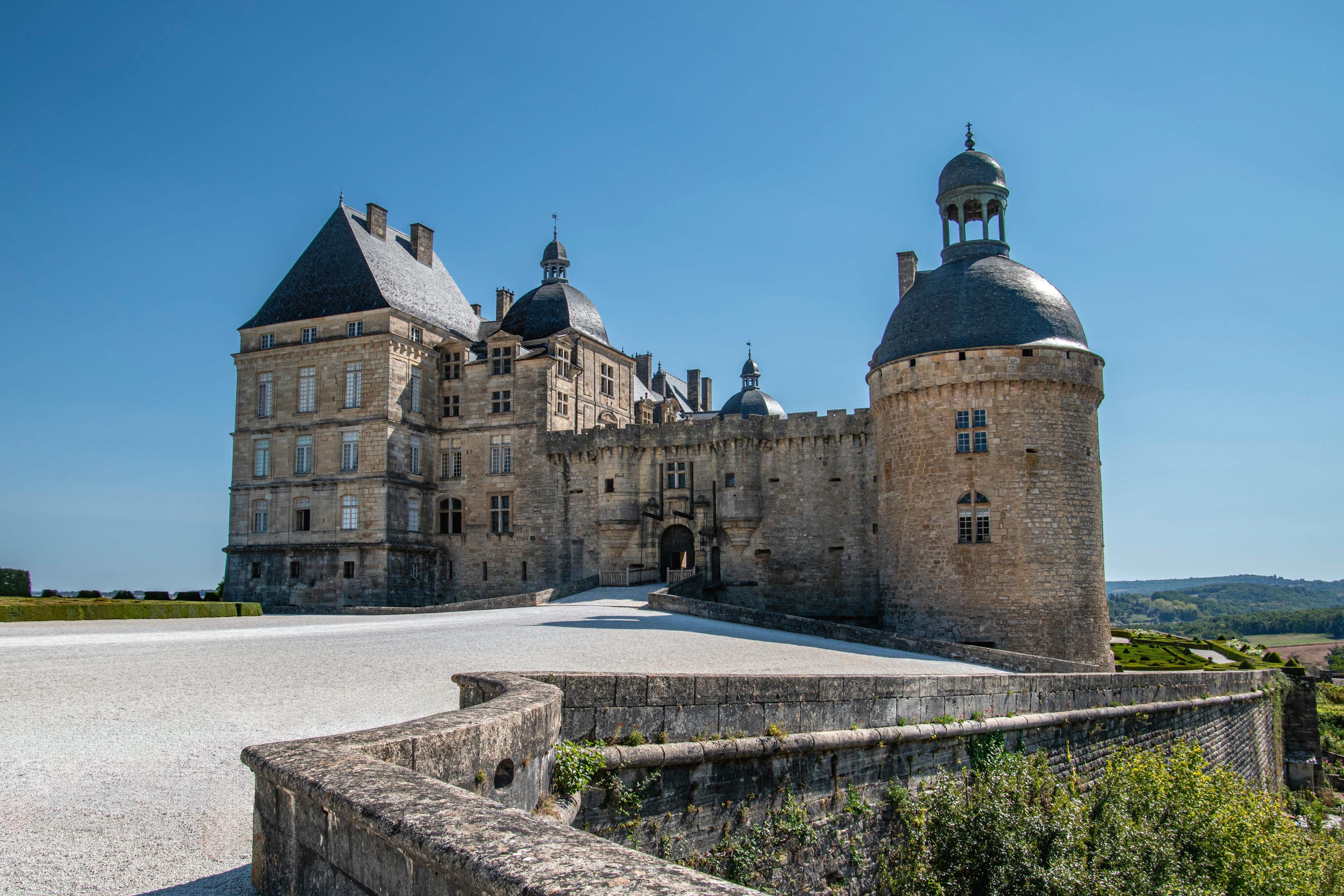 Étal de fromages et charcuteries sous une halle de marché en Dordogne