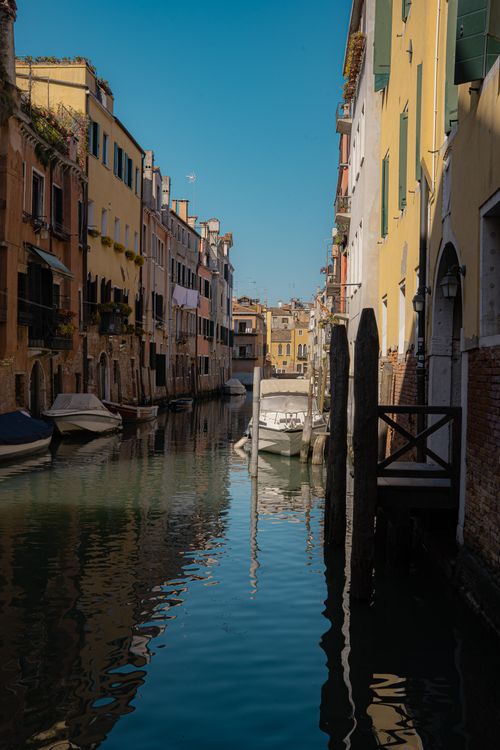 Free Picturesque canal view in Venice, showcasing traditional architecture and boats. Stock Photo