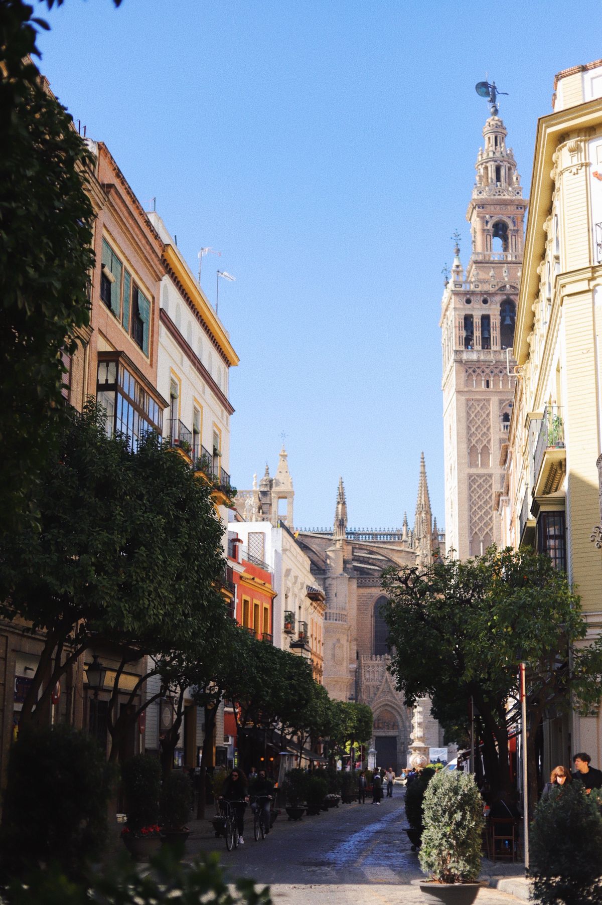 Stradă istorică din Sevilla cu turnul Giralda în fundal