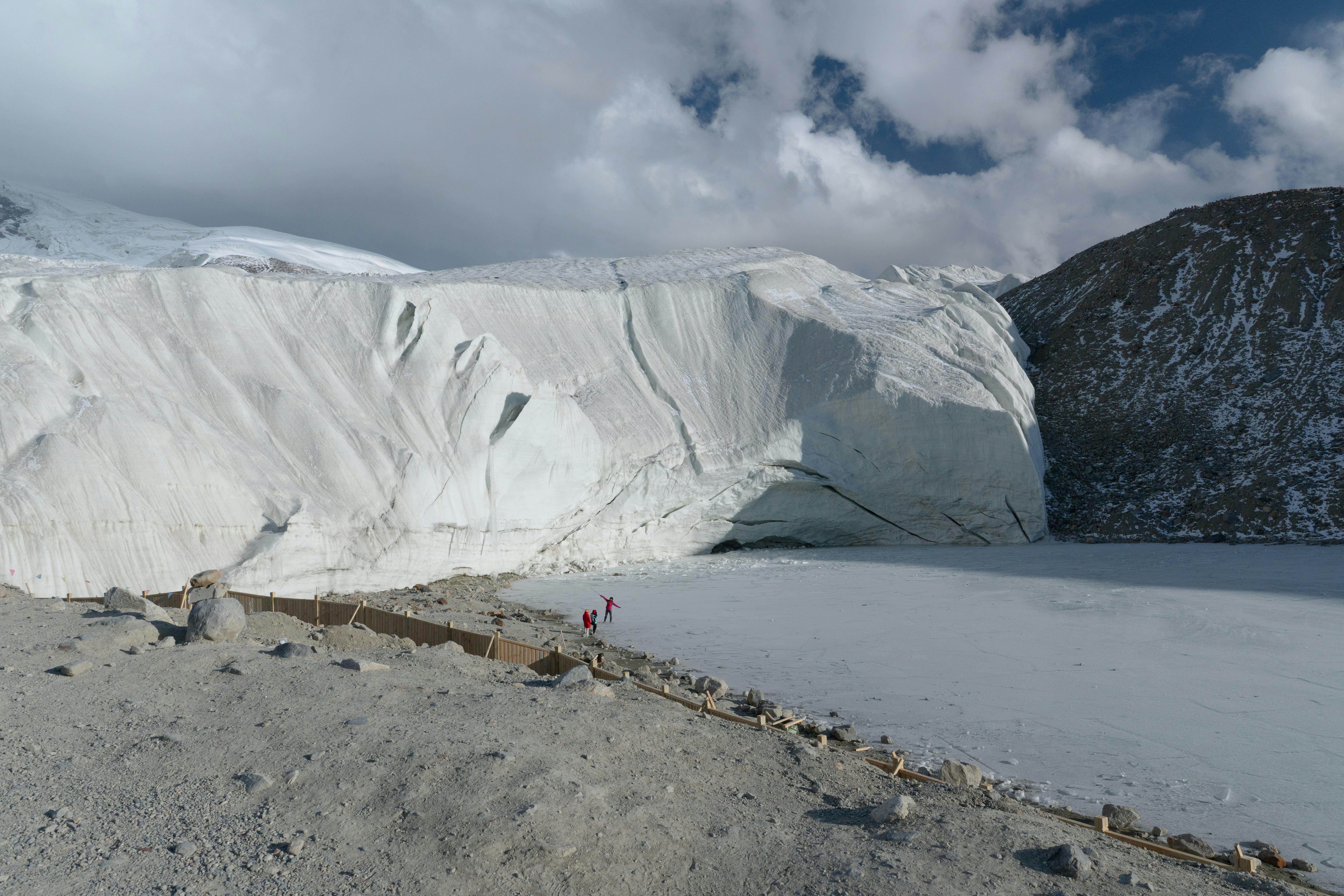 一个未来数字界面，显示Kimi K2优于GPT-5的卓越AI性能，搭载Google TPU处理器并快速生成AI图像。