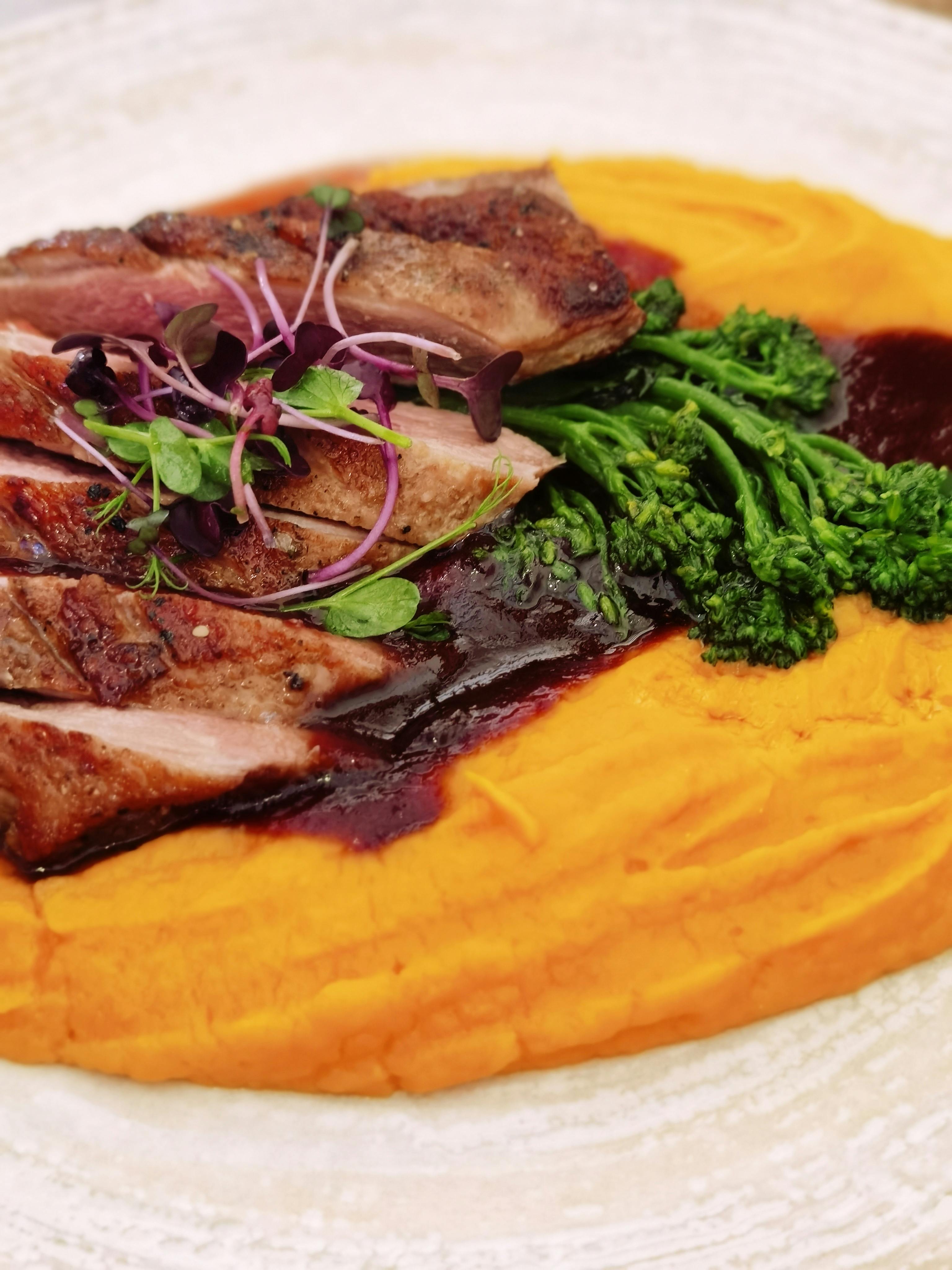 Magret de canard, purée de crosnes et jus corsé