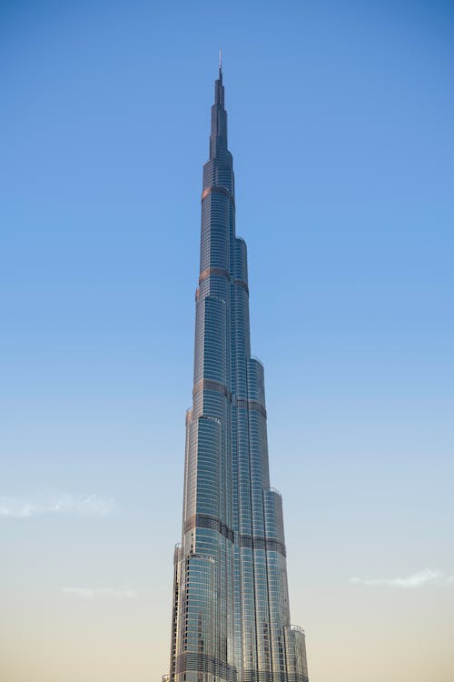 Burj Khalifa A Dubai Sotto Il Cielo Blu E Bianco