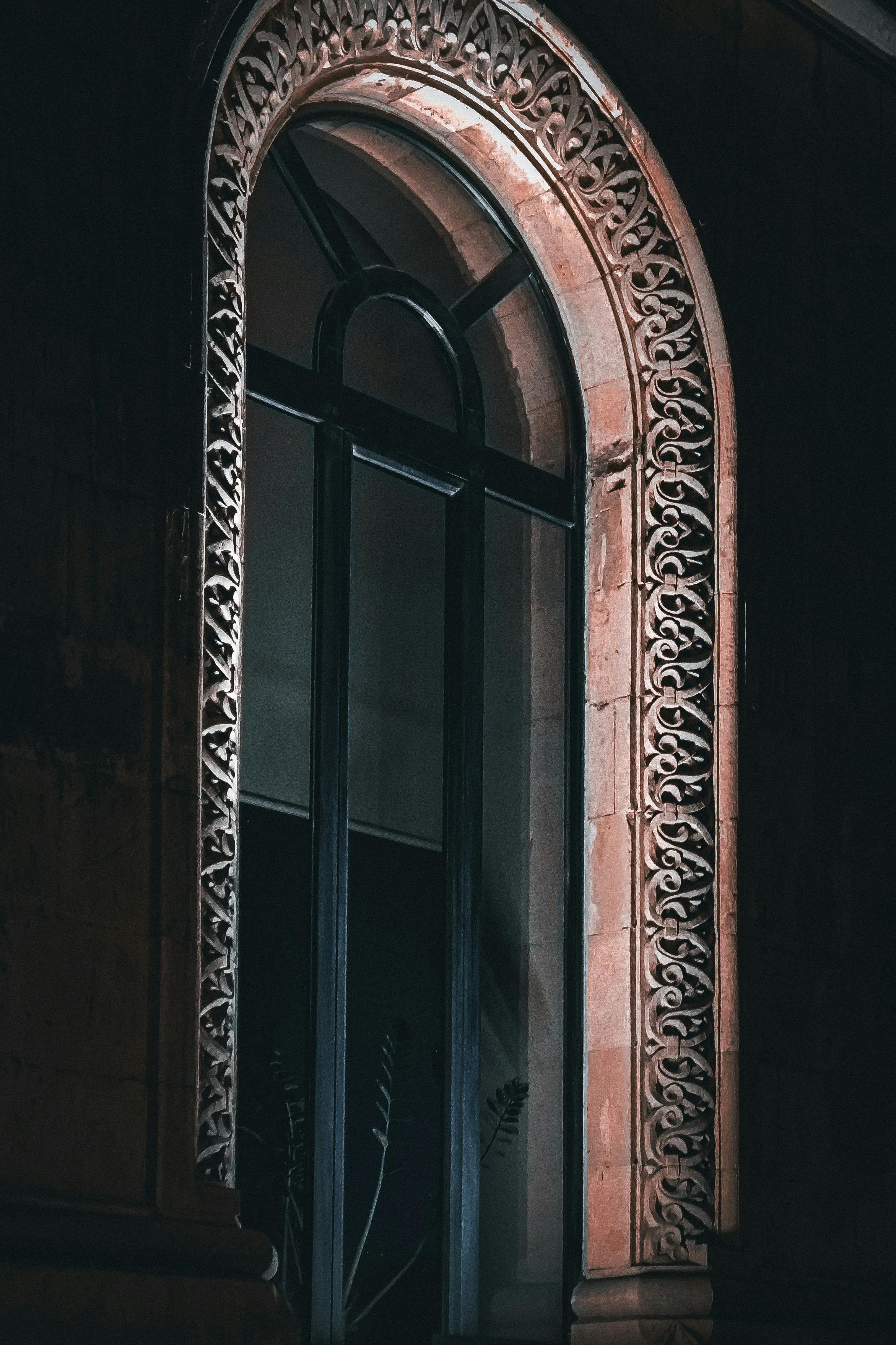 Kostenlos Ein wunderschön beleuchtetes, reich verziertes Bogenfenster in Jerewan, Armenien, aufgenommen bei Nacht. Stock-Foto