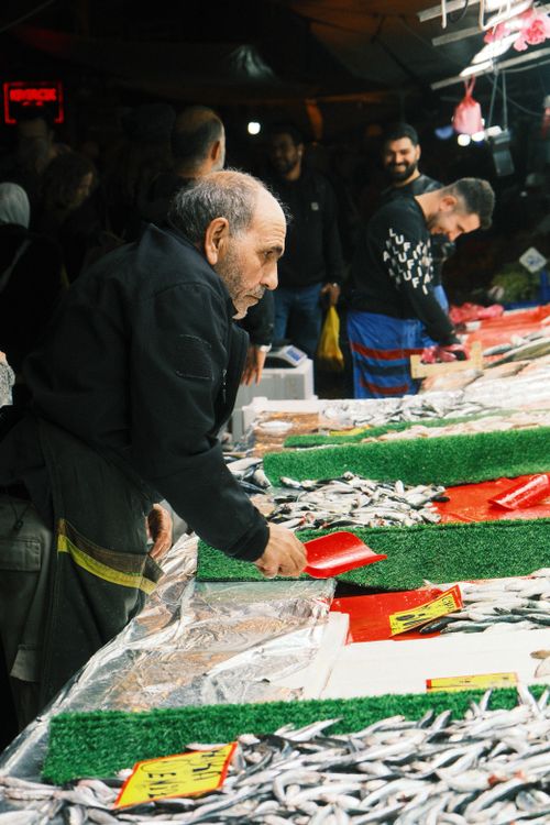 Free Explore the vibrant atmosphere of an outdoor fish market in Istanbul, Türkiye. Stock Photo