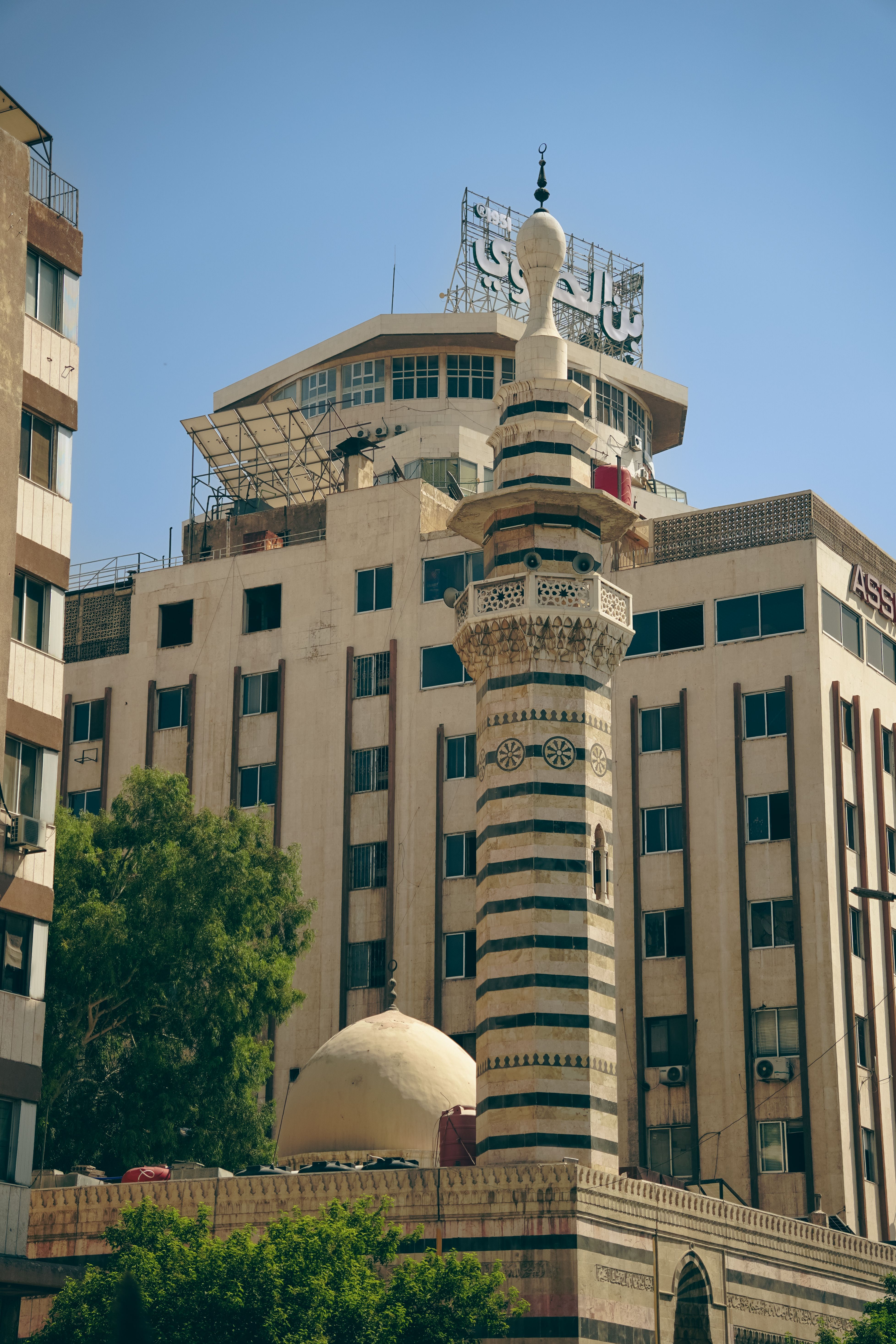 Gratis Smuk arkitektonisk blanding af historisk moské og moderne bygning i Damaskus, Syrien. Lagerfoto