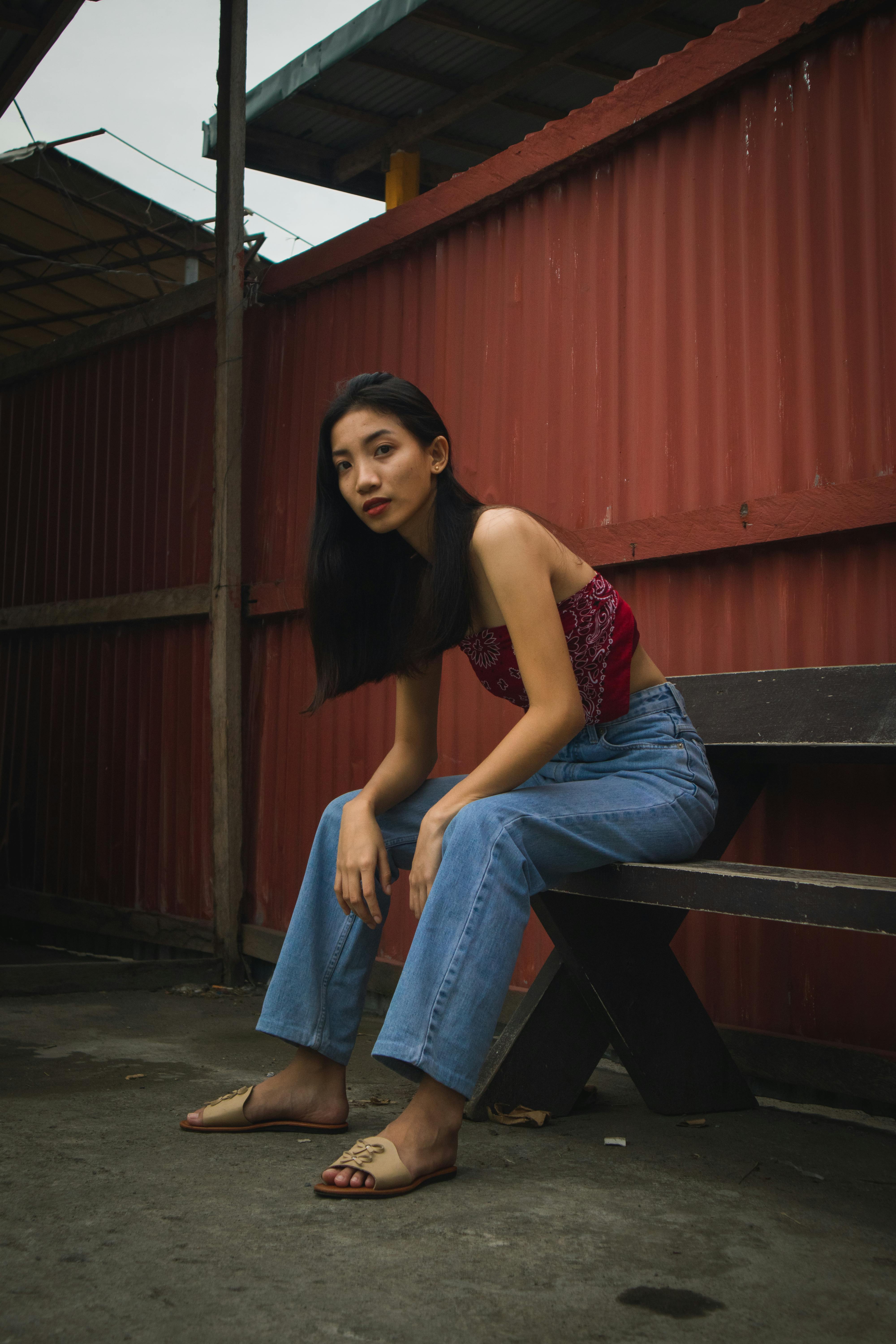 Kostenlos Frau Sitzt Auf Brauner Holzbank Stock-Foto