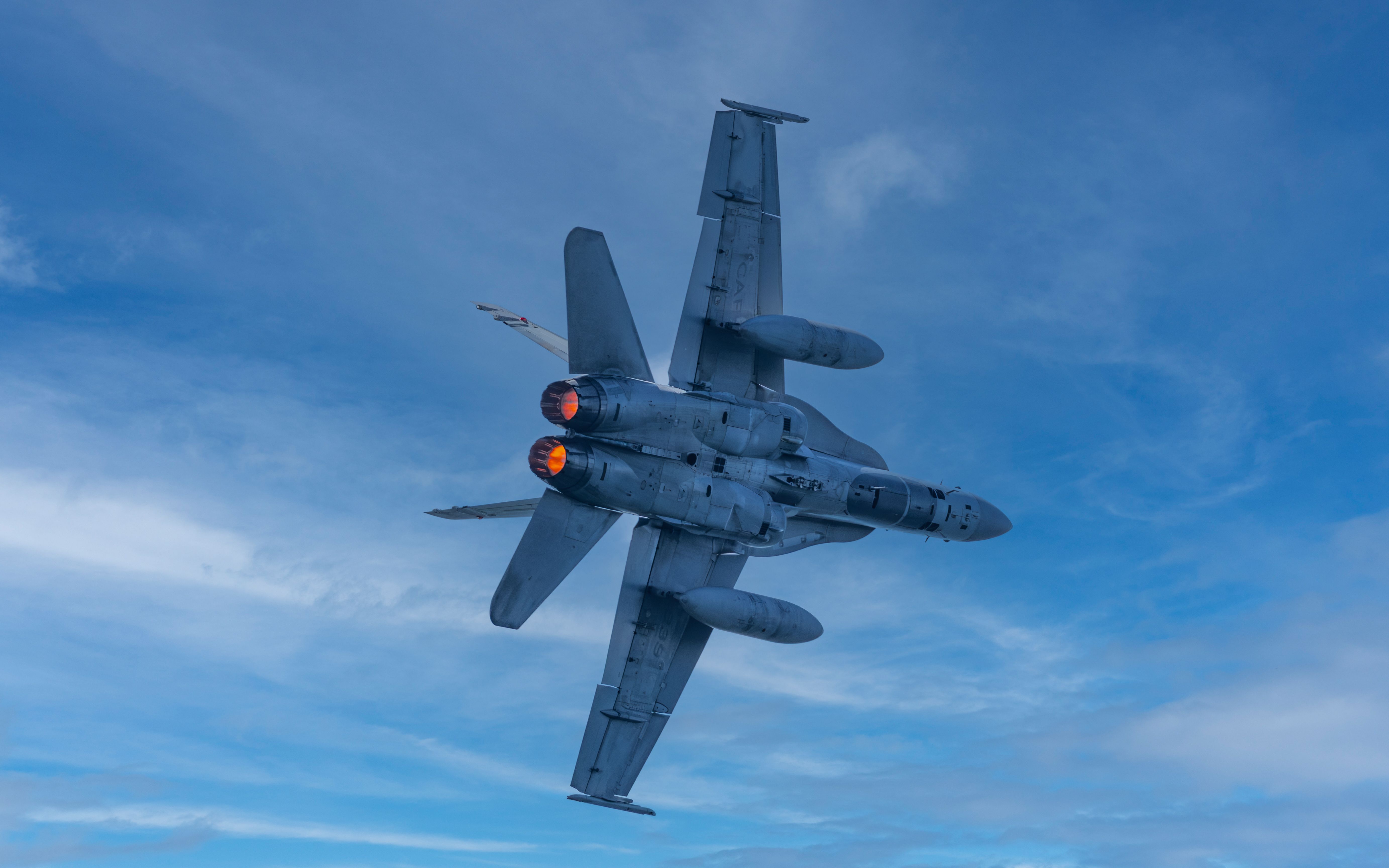Un Potente Avión De Combate Surca El Cielo. · Foto de stock gratuita