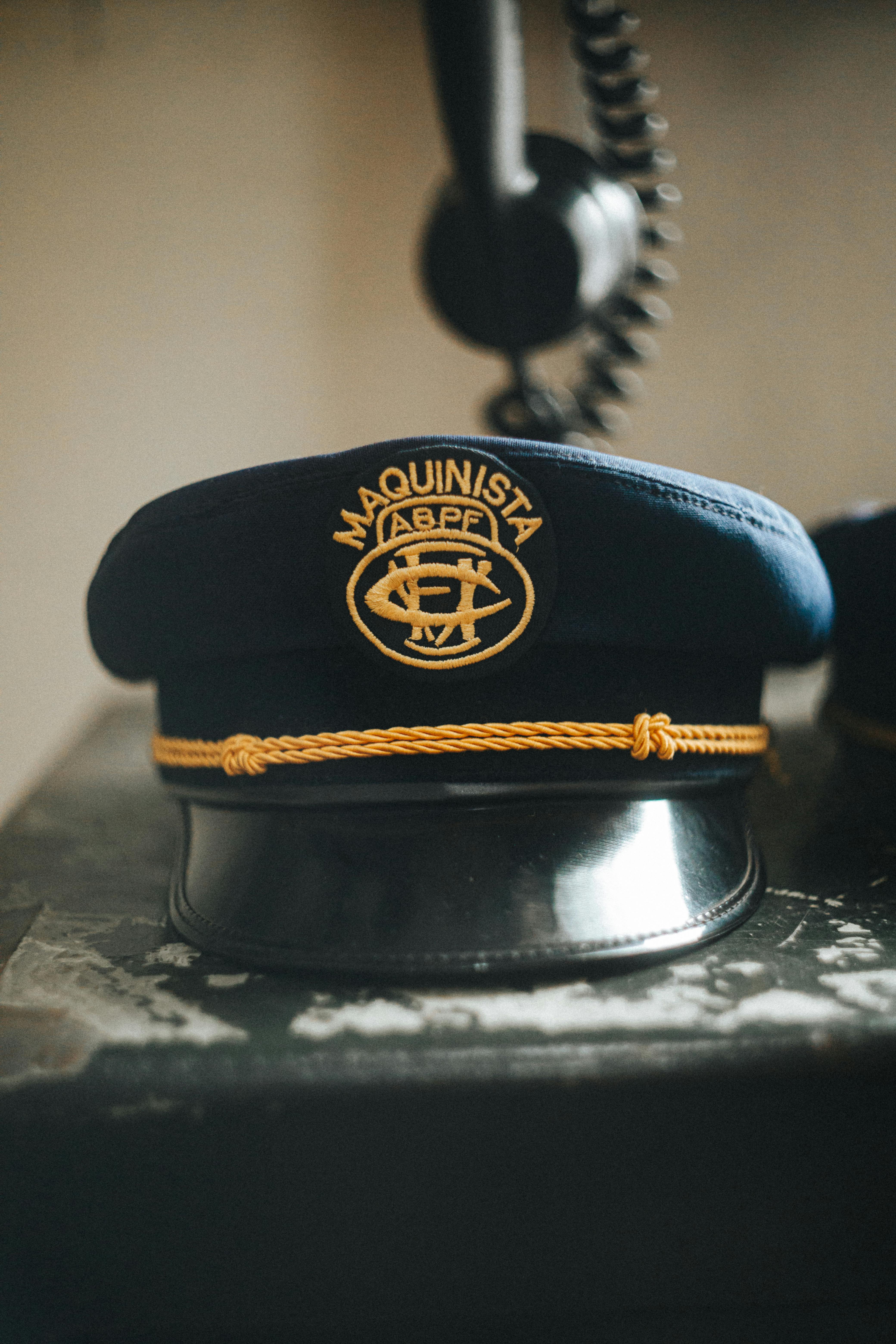 grátis Detalhe de um chapéu de maquinista antigo em um rádio retrô, destacando o estilo clássico. Foto profissional