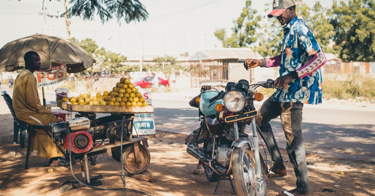 Viajero usando una eSIM en una calle de Uagadugú, la capital de Burkina Faso