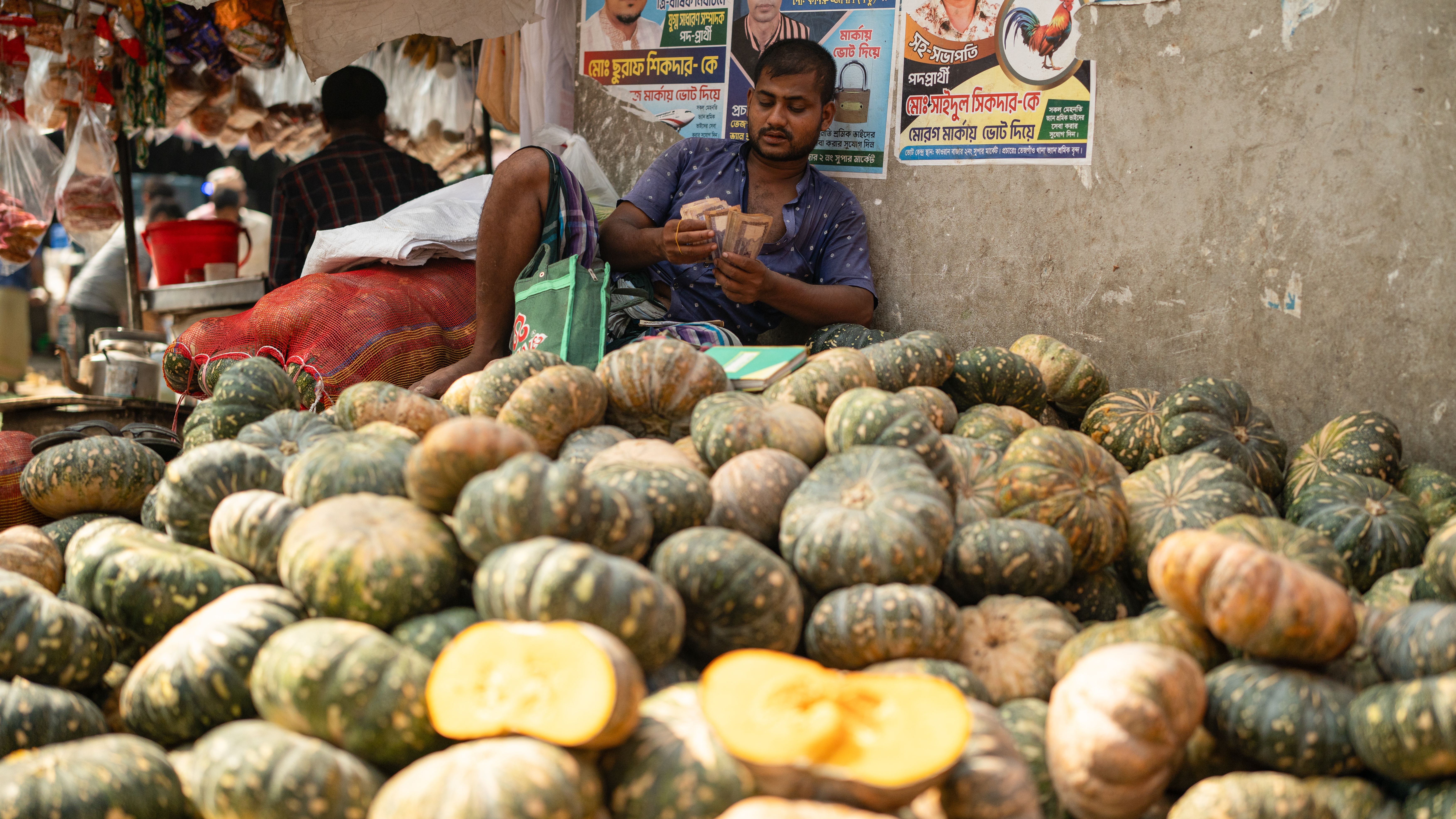 Man Selling Vegetables at Dhaka Market · Free Stock Photo