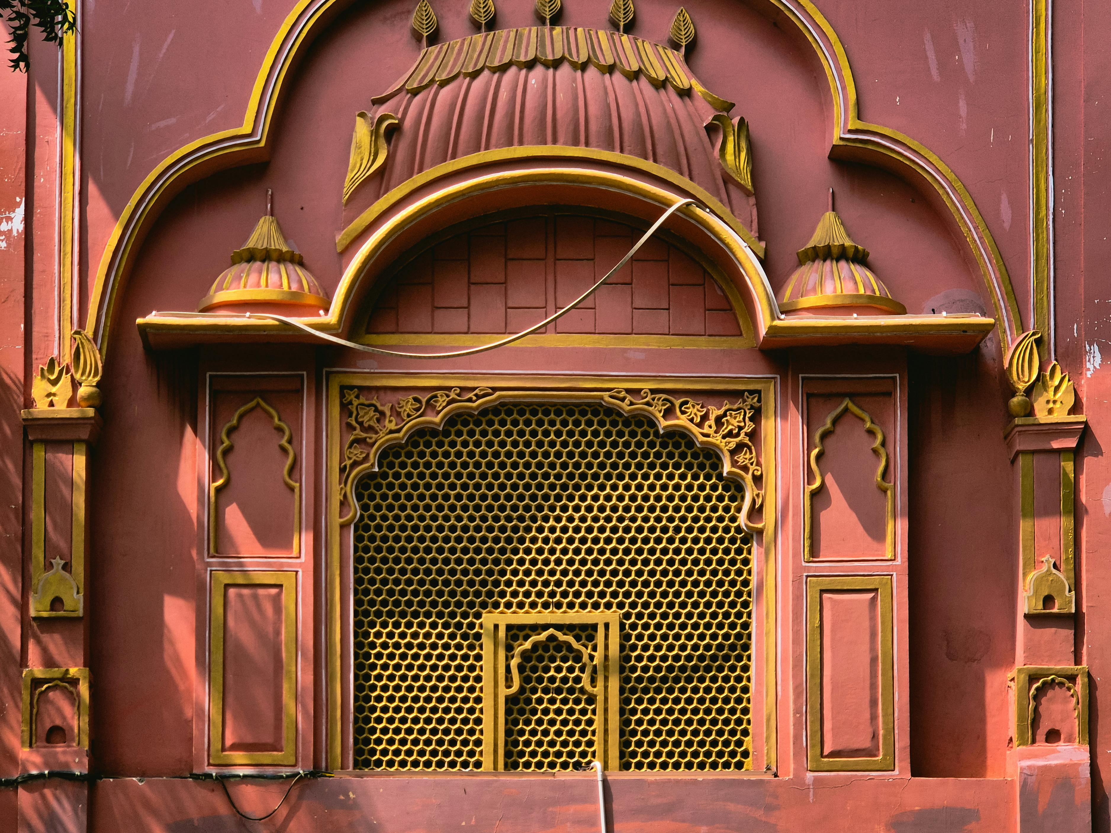 Gratis Una facciata di un edificio vivace e riccamente decorata che mette in mostra lo stile architettonico tradizionale indiano a Jaipur, Rajasthan. Foto a disposizione