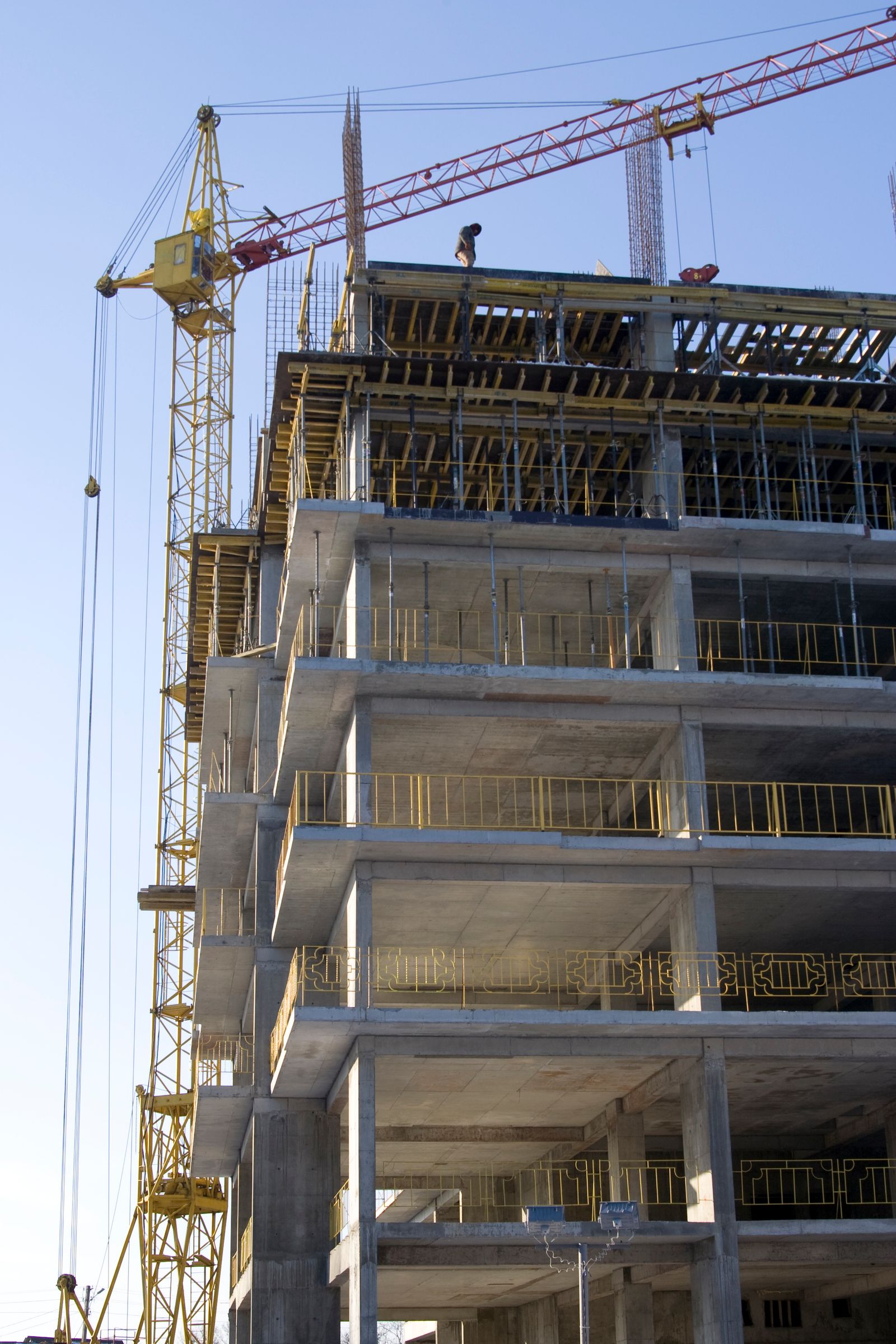 Grúa torre en obra de edificación