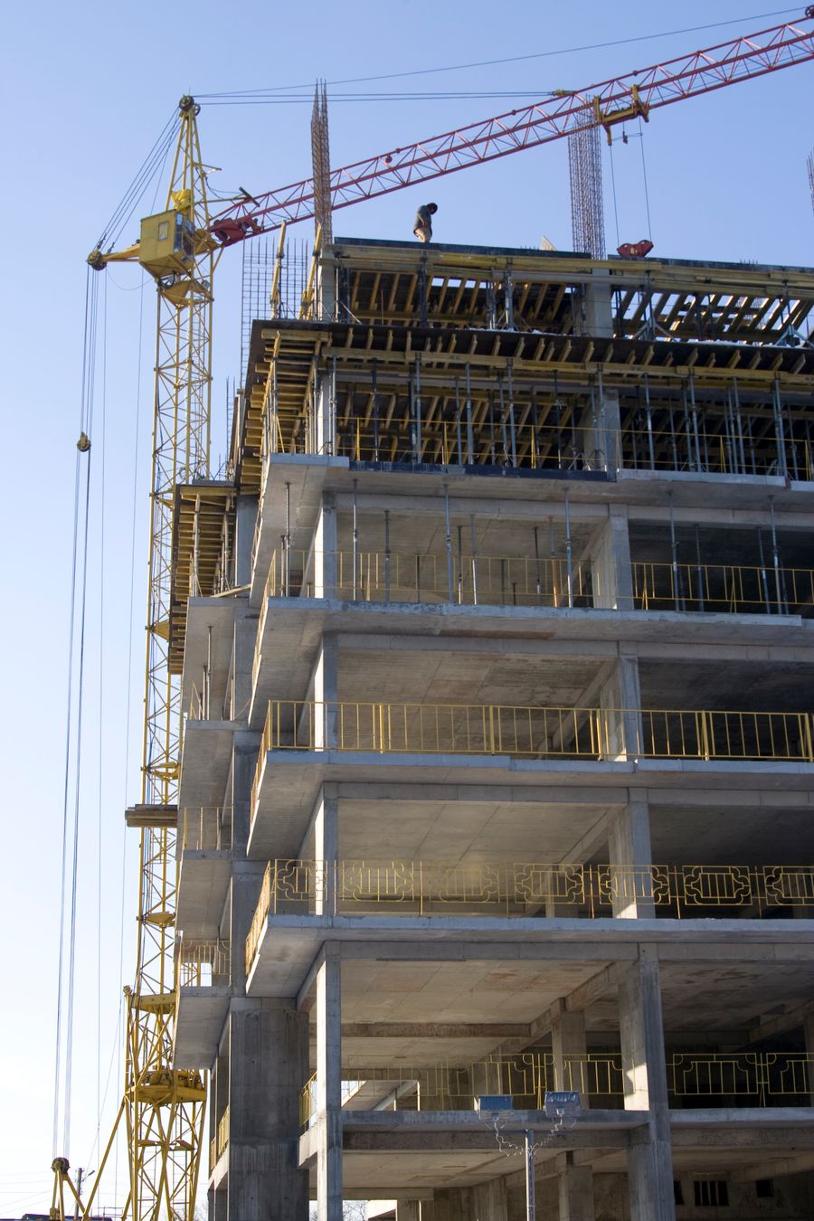 Grúa torre en obra de edificación