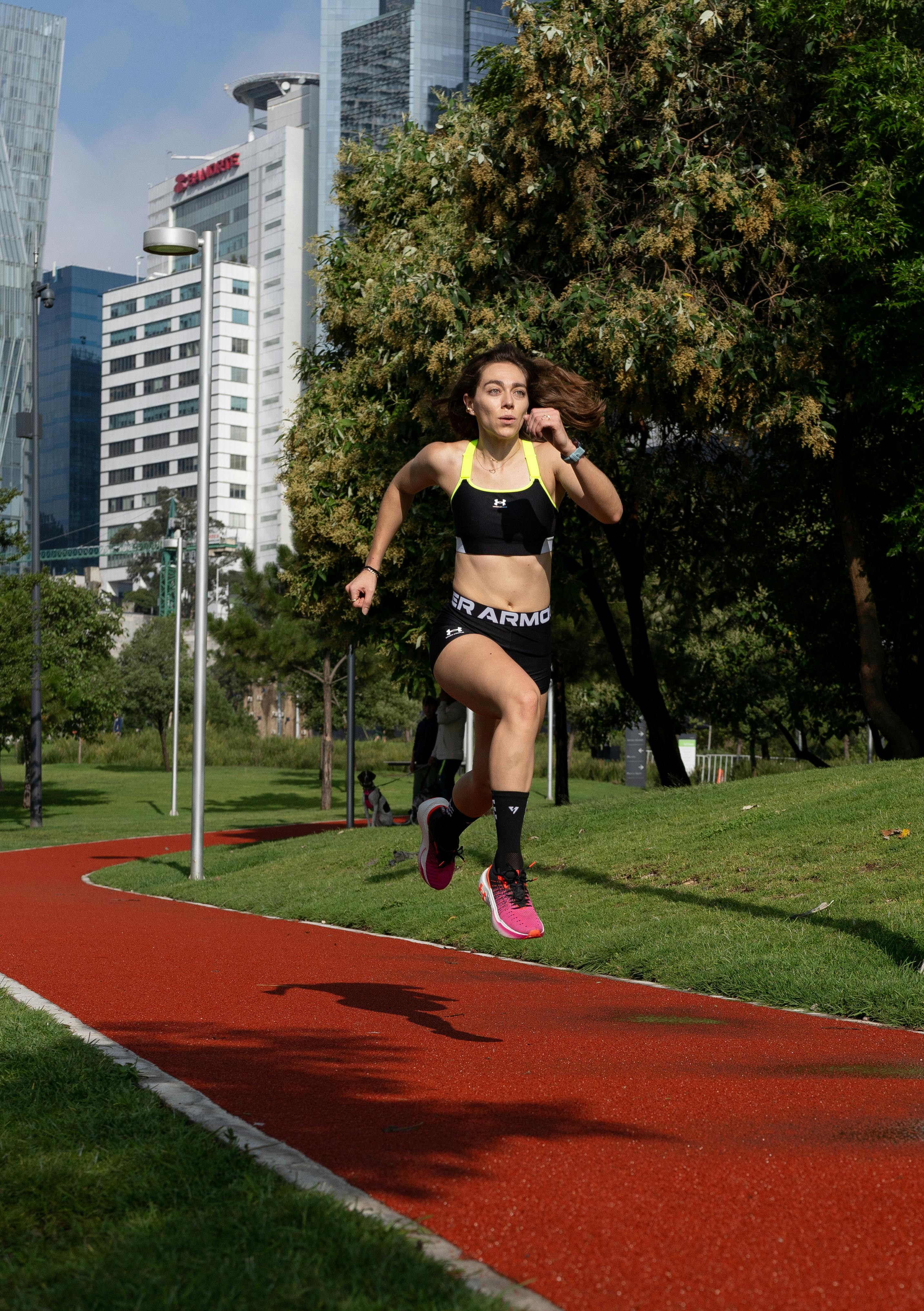 Corredor midiendo su cadencia con reloj GPS durante entrenamiento