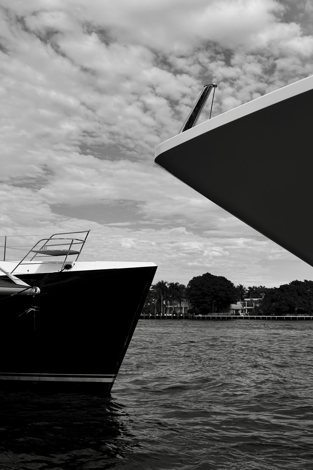 Velero clásico de madera navegando en el Mediterráneo