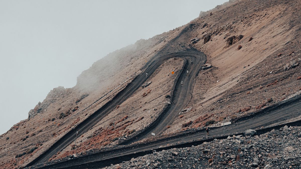 山あいを通る1本の道路