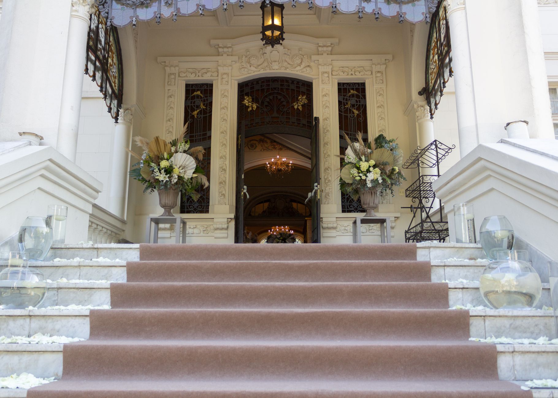 Luxurious decorative entrance with floral arrangements at a venue in São Paulo, Brazil.