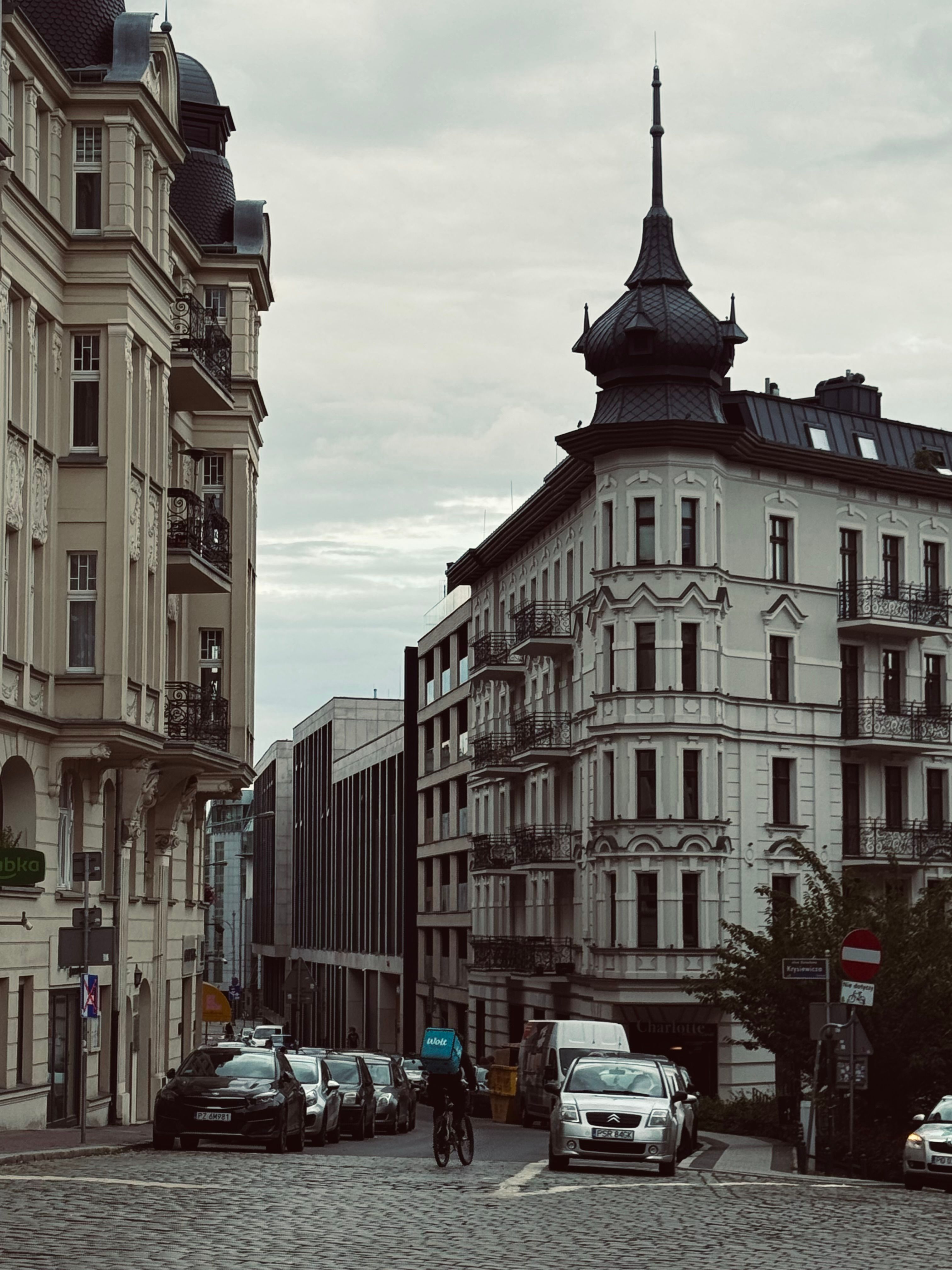 Charming European Street with Historic Architecture · Free Stock Photo