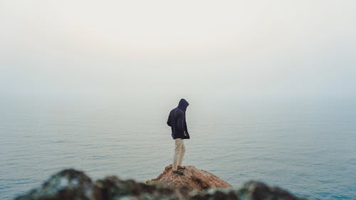 바다 절벽에 서있는 남자