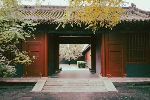 Free A serene view of traditional Chinese architecture with an open courtyard. Stock Photo