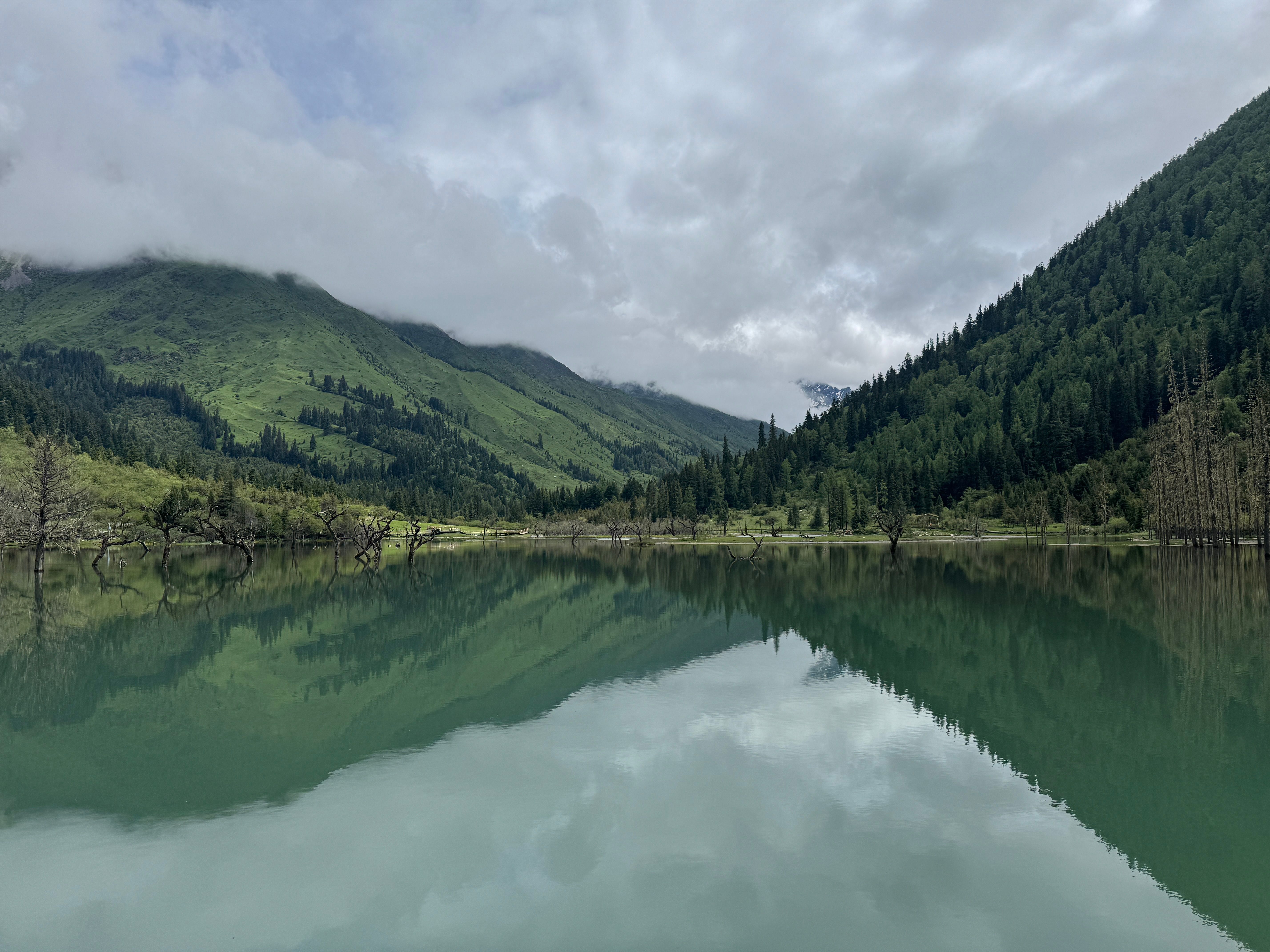 Serene Mountain Landscape with Reflective Lake · Free Stock Photo