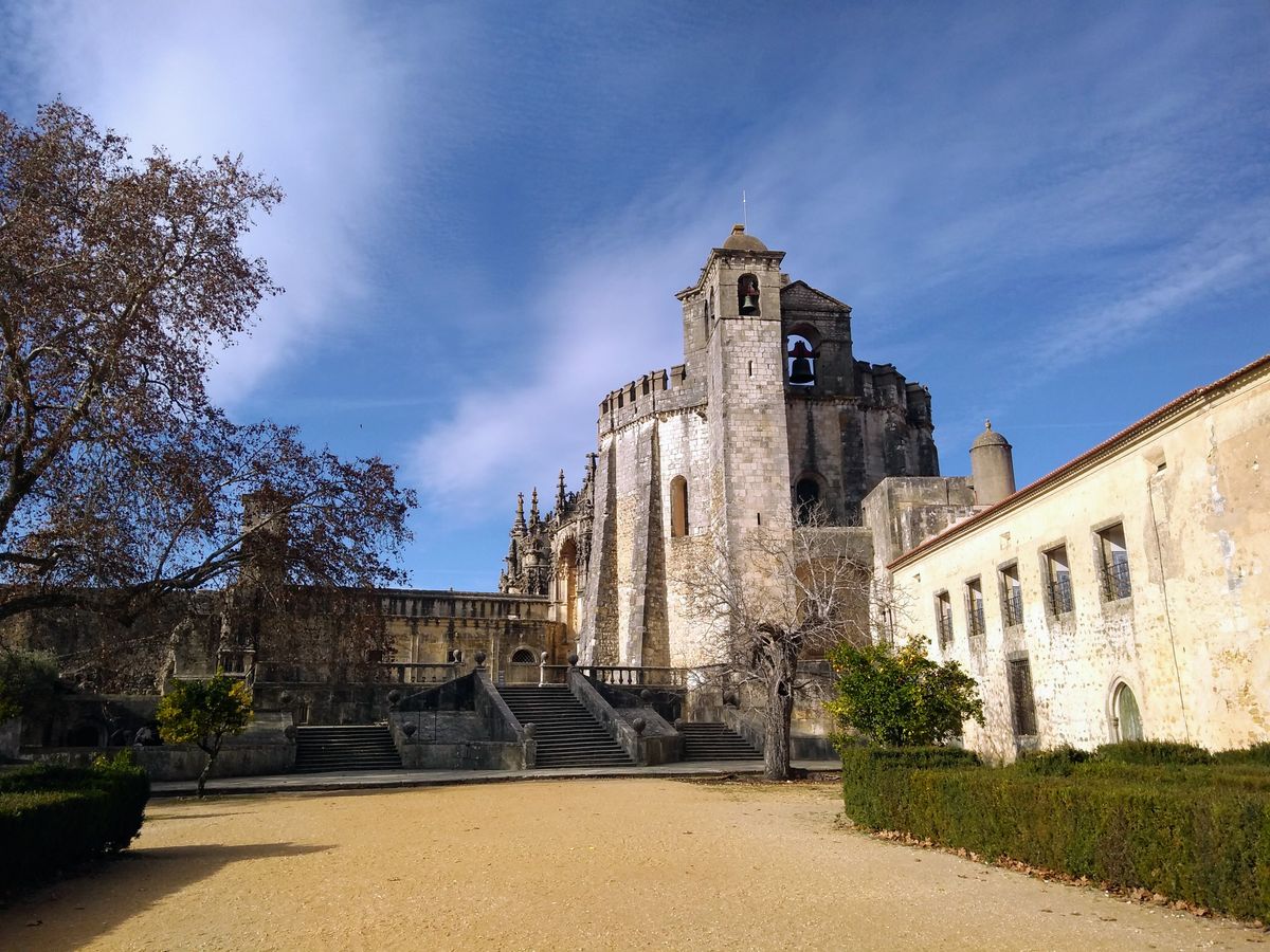 Manastire-cetate pe un deal impadurit