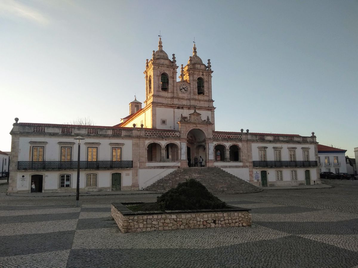 Biserica cu doua turnuri si piateta, pe o faleza