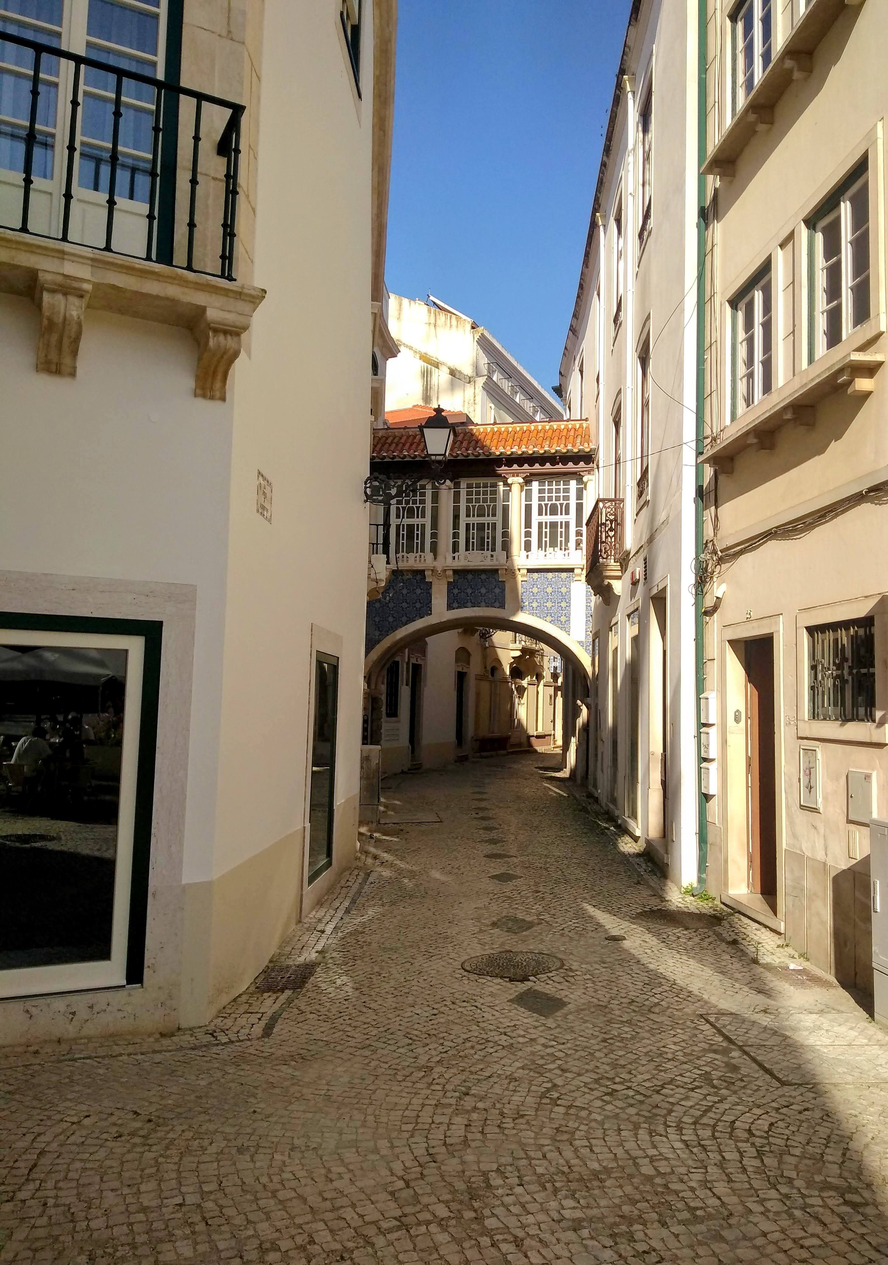 Charming European Alley with Archway Bridge · Free Stock Photo