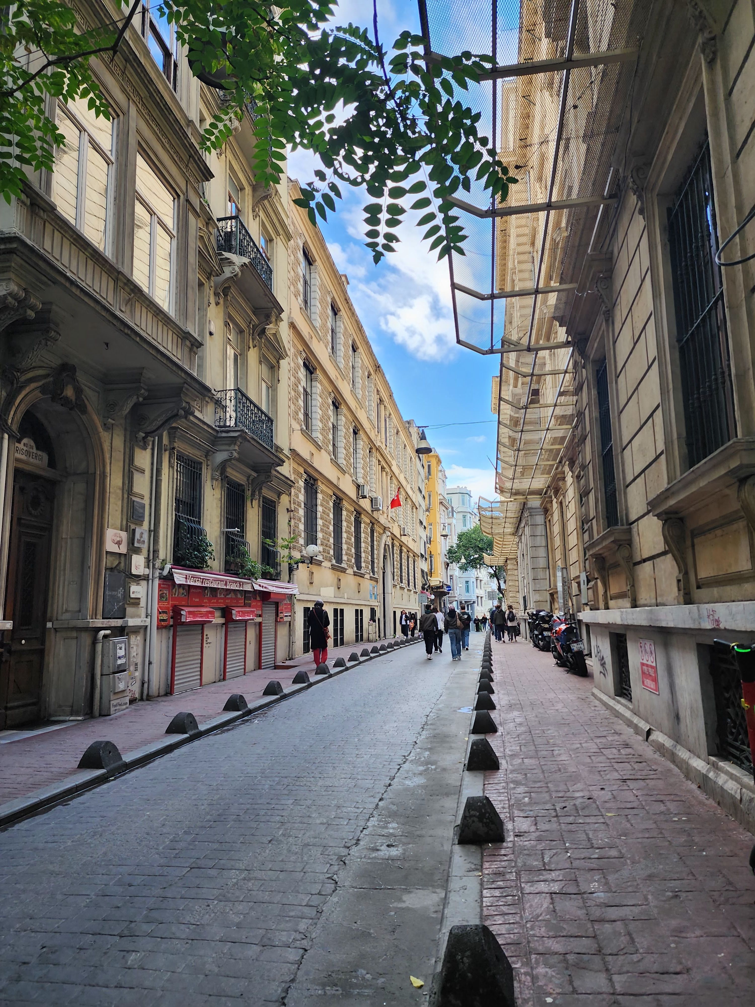 Charming Street in Beyoğlu, Istanbul · Free Stock Photo