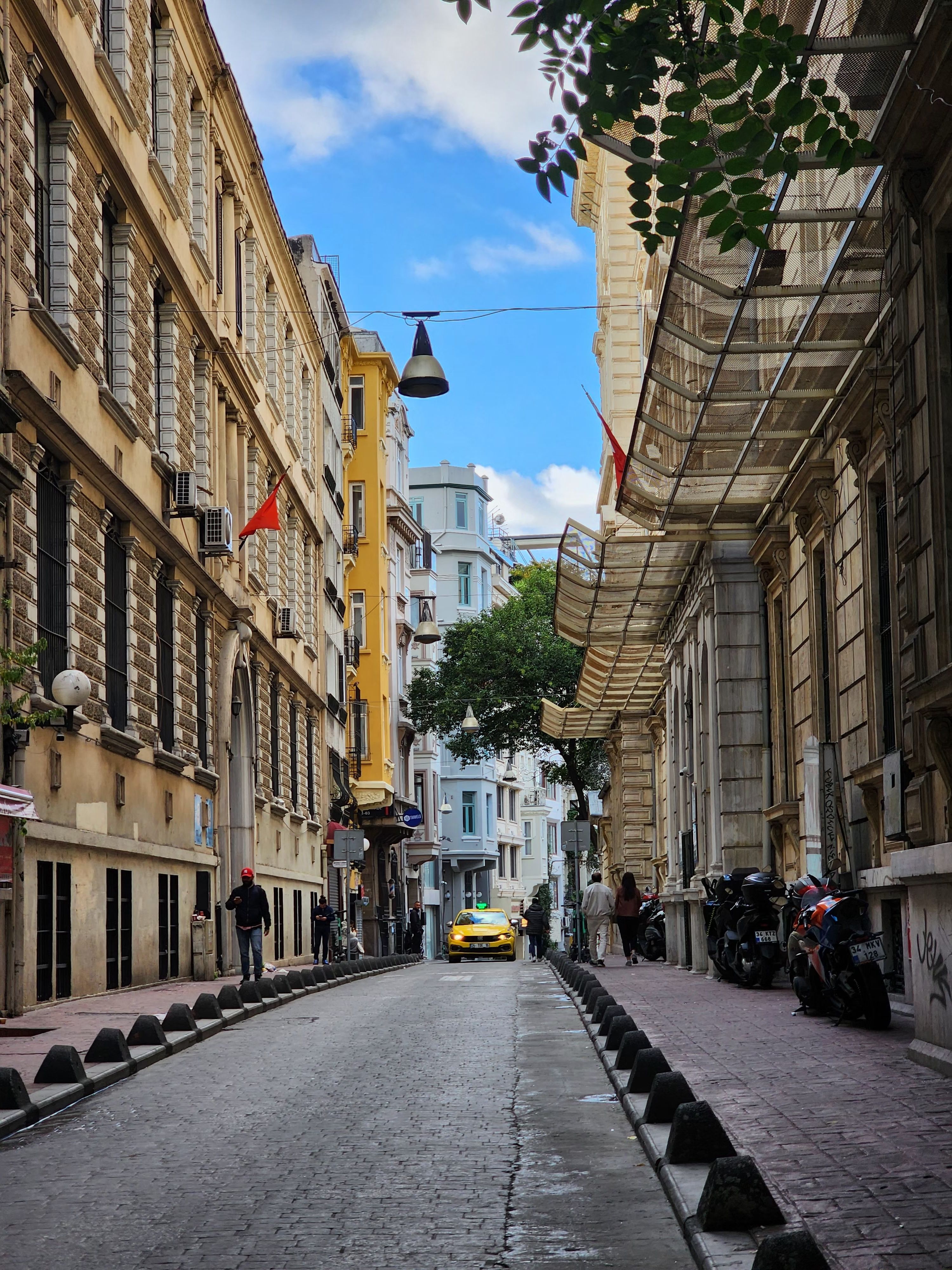 Charming Street View in Istanbul's Beyoğlu District · Free Stock Photo