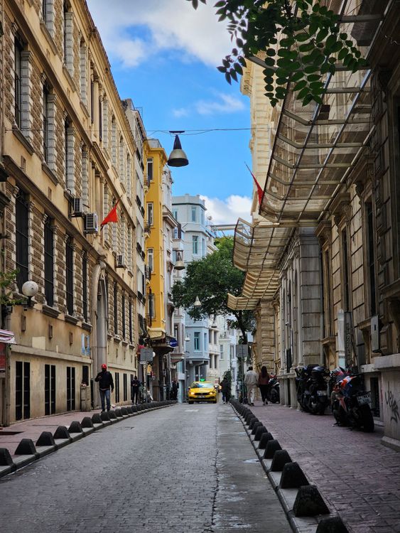 Charming Street View in Istanbul's Beyoğlu District · Free Stock Photo